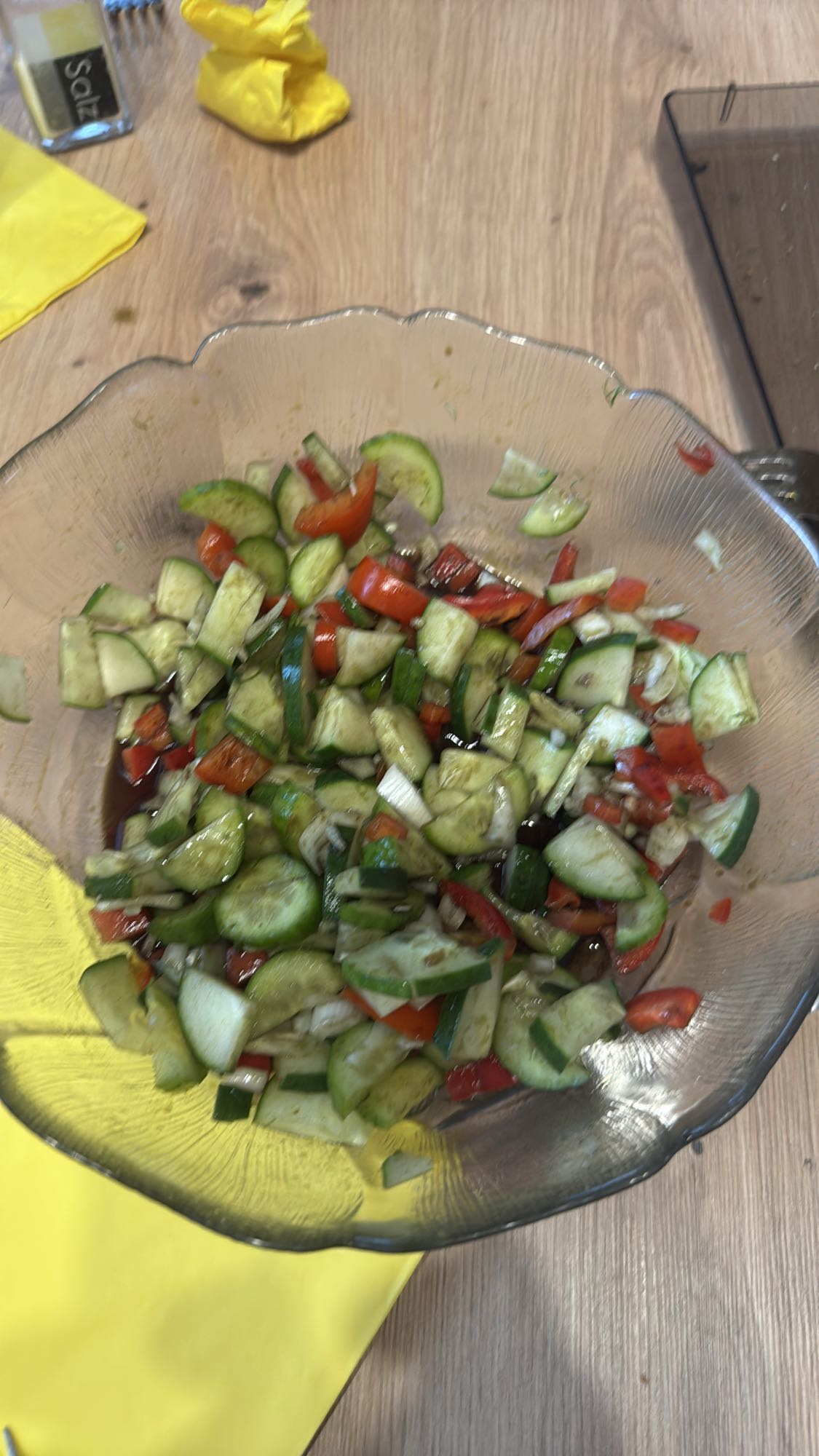 Gemischter Gurkensalat