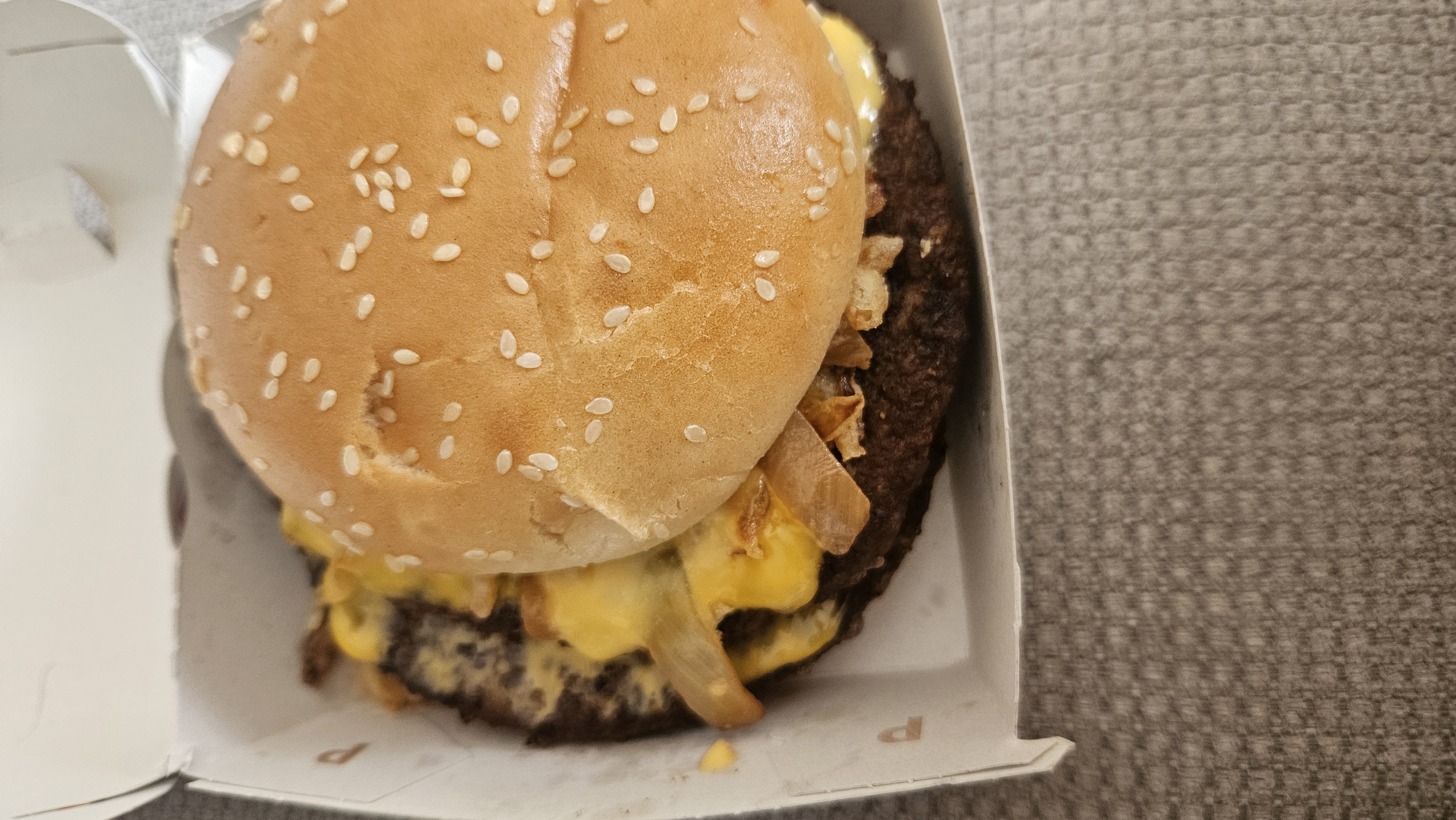 Cheeseburger mit Zwiebeln