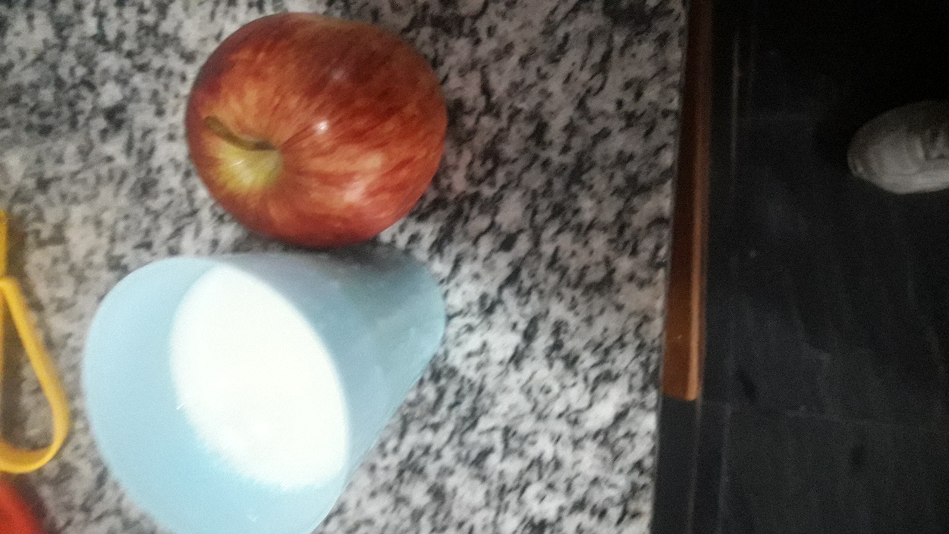 Manzana y vaso de leche