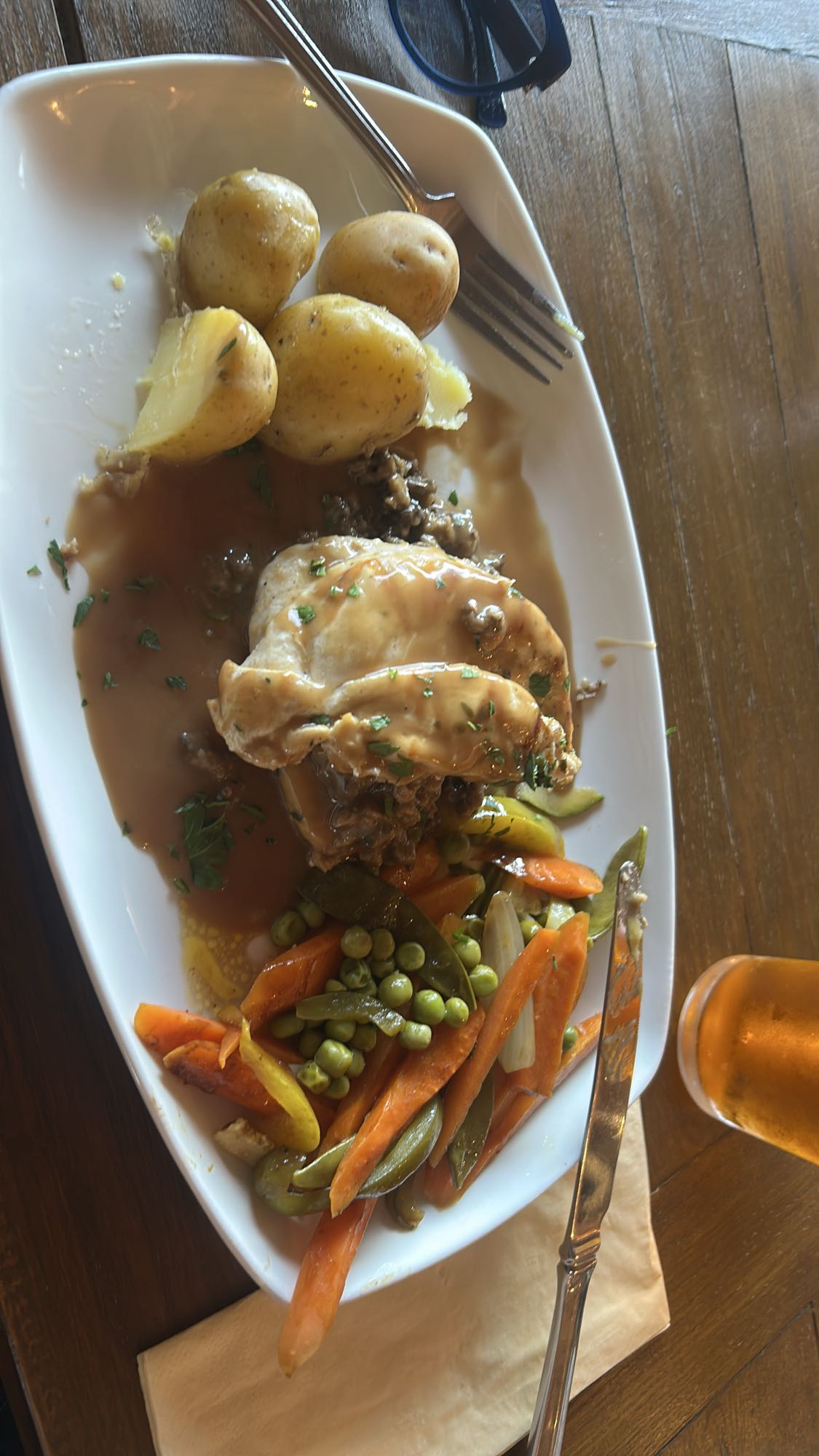 Poulet sauce, légumes, pommes