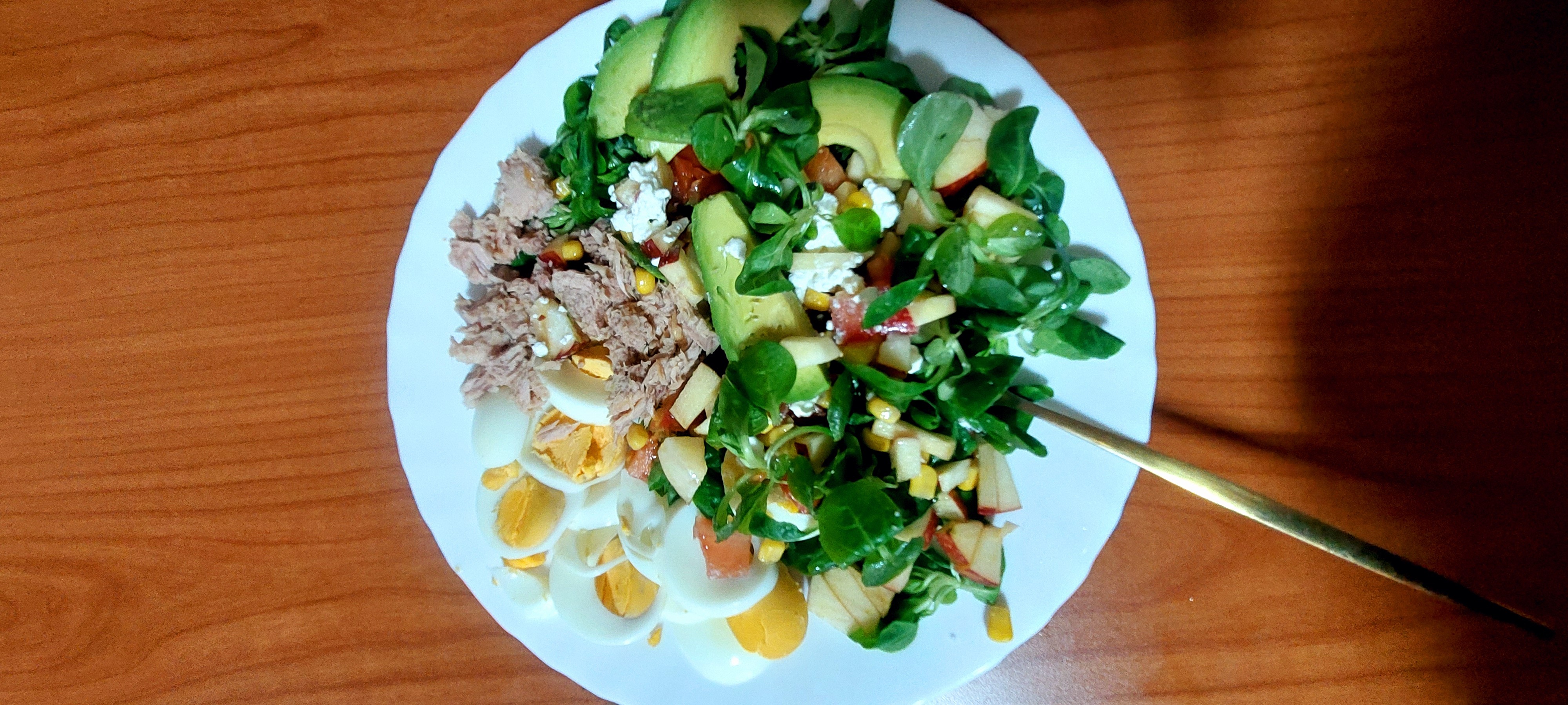 Ensalada variada con huevo