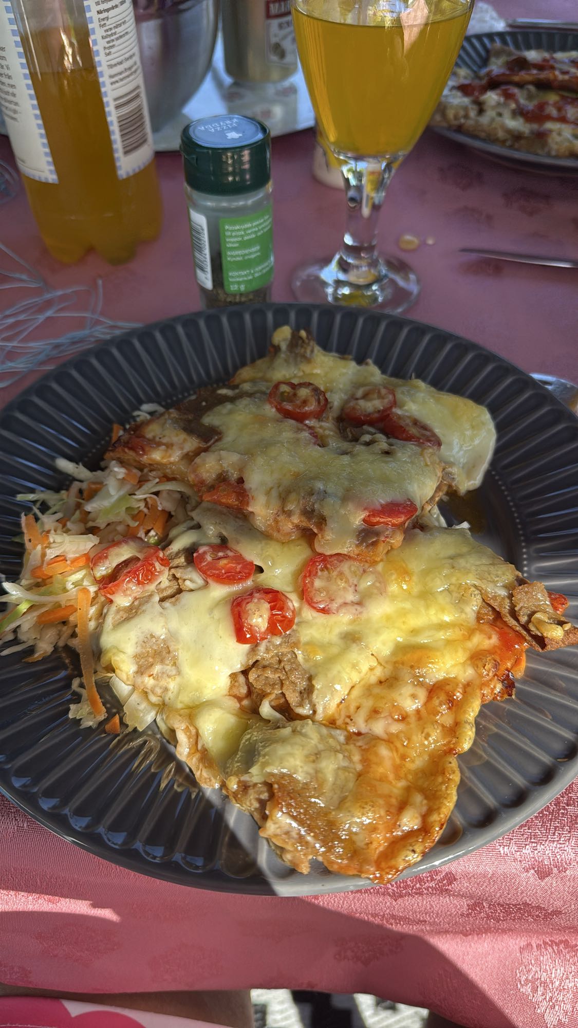 Köttfärspizza med sallad