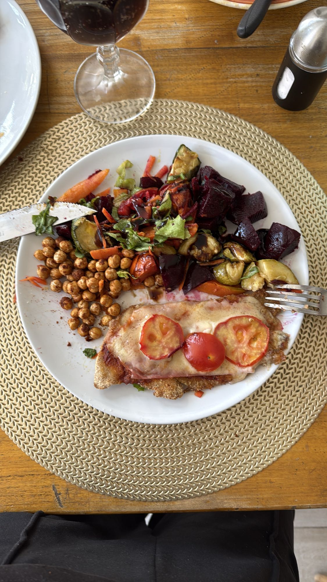 milanesa con ensalada y garbanzos