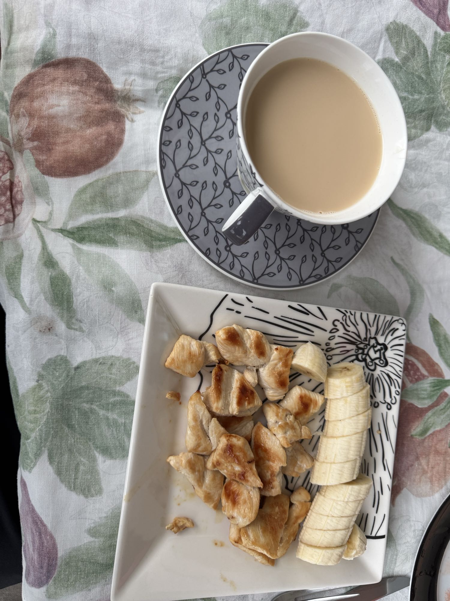 Pollo, plátano y té con leche