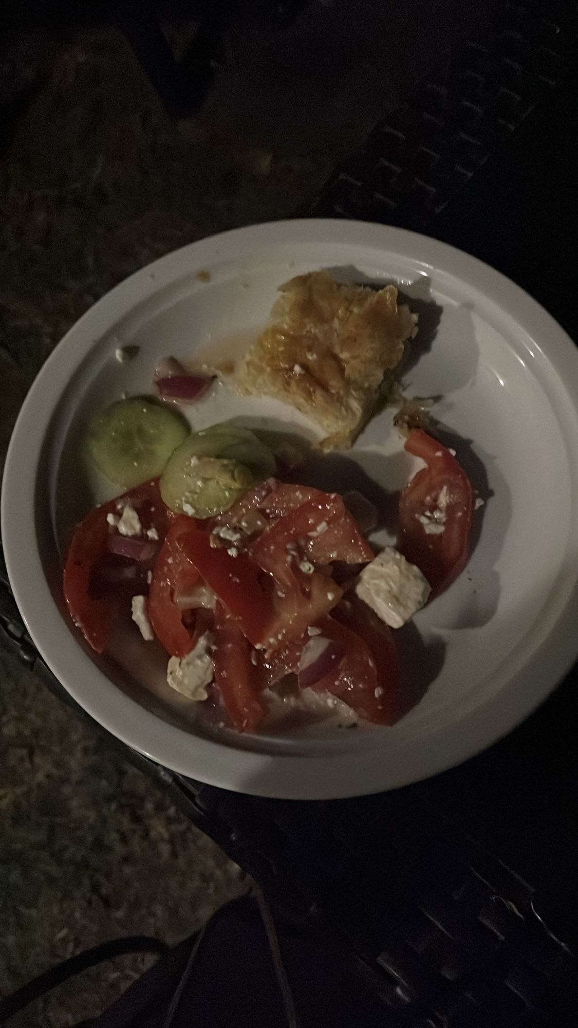 Salade grecque et feuilleté aux légumes