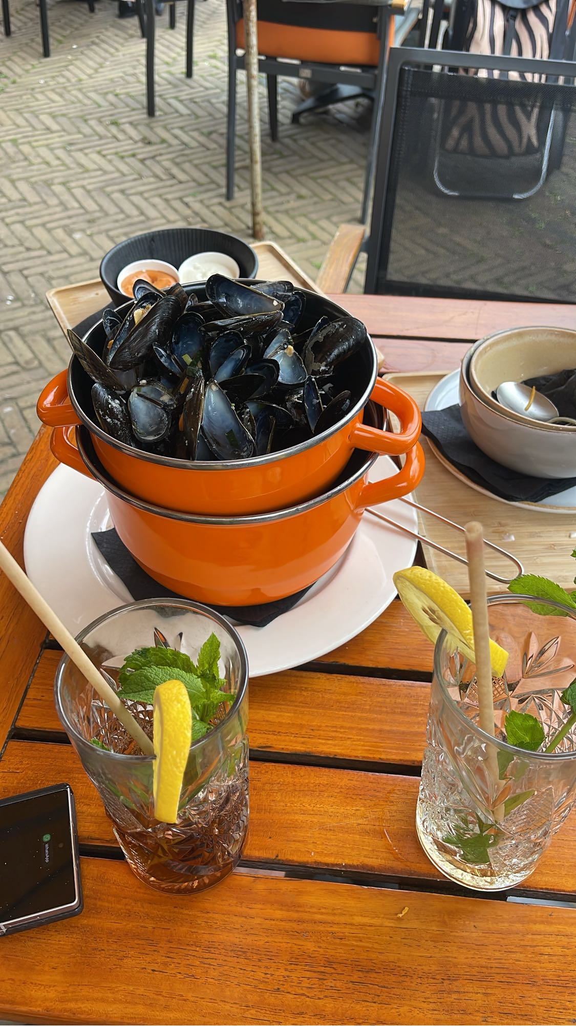 Mussels with lemon drinks