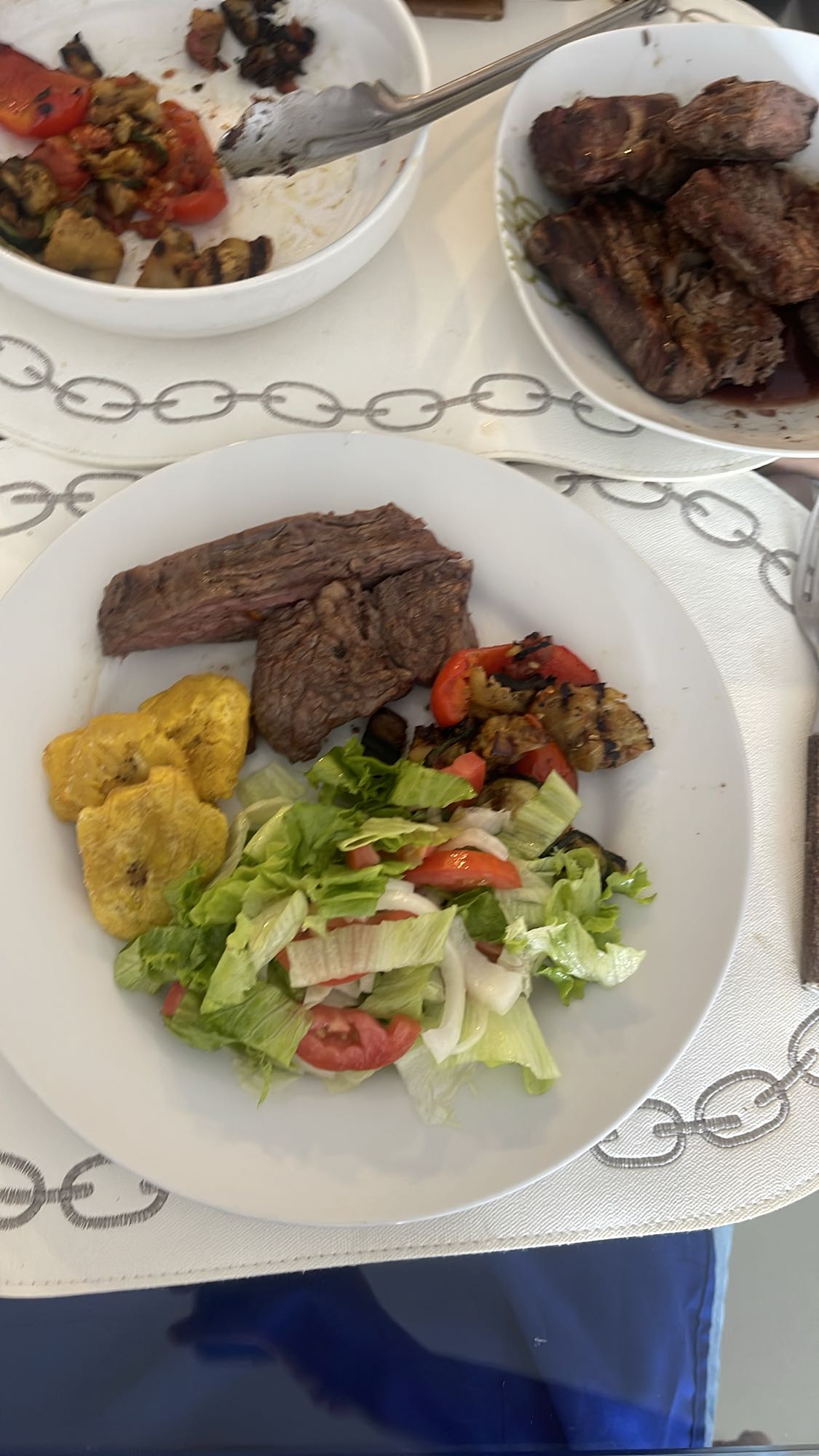 Carne con tostones y ensalada