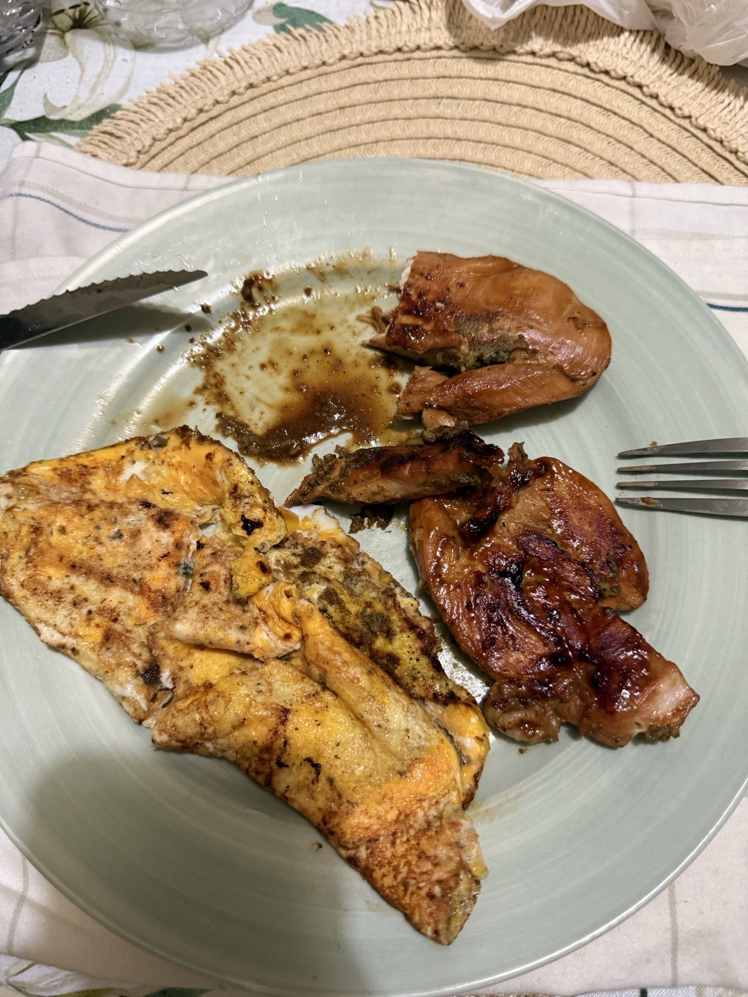 Omelette et poulet grillé