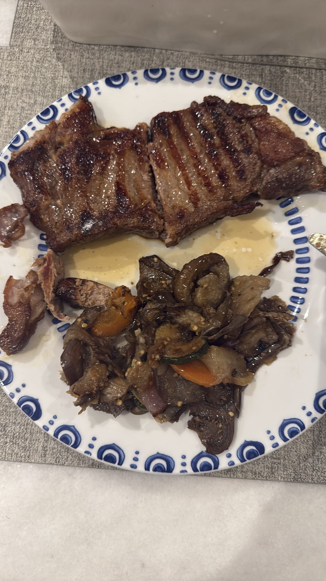 Bife con verduras asadas