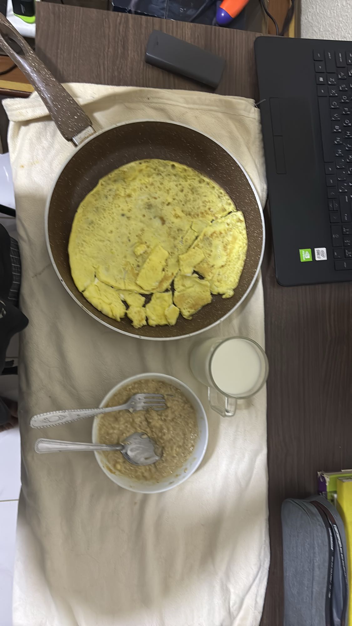 Egg omelette with oats, peanut butter and bananas