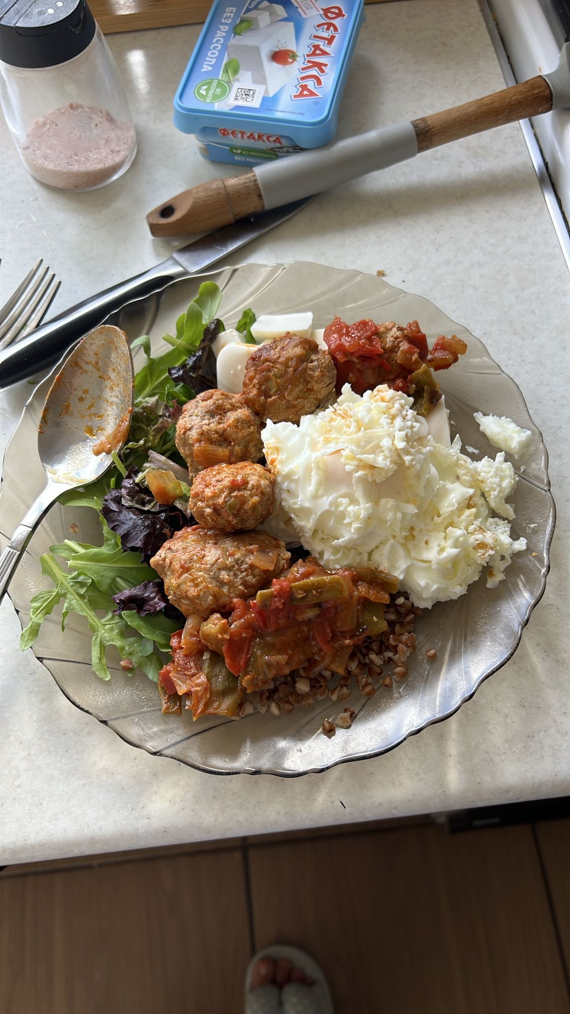 гречка с тефтелями и салатом