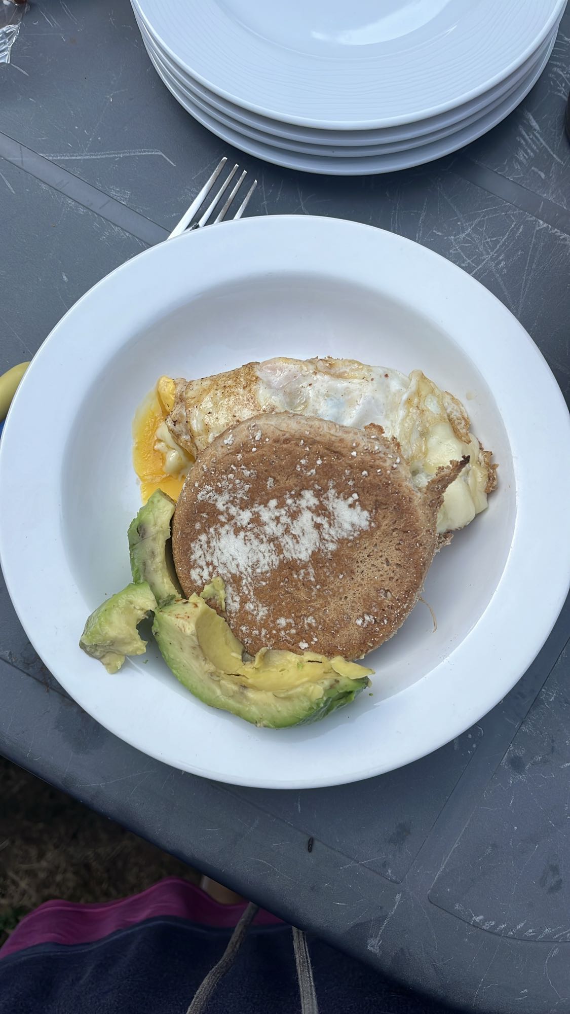Oeufs et muffin avocat