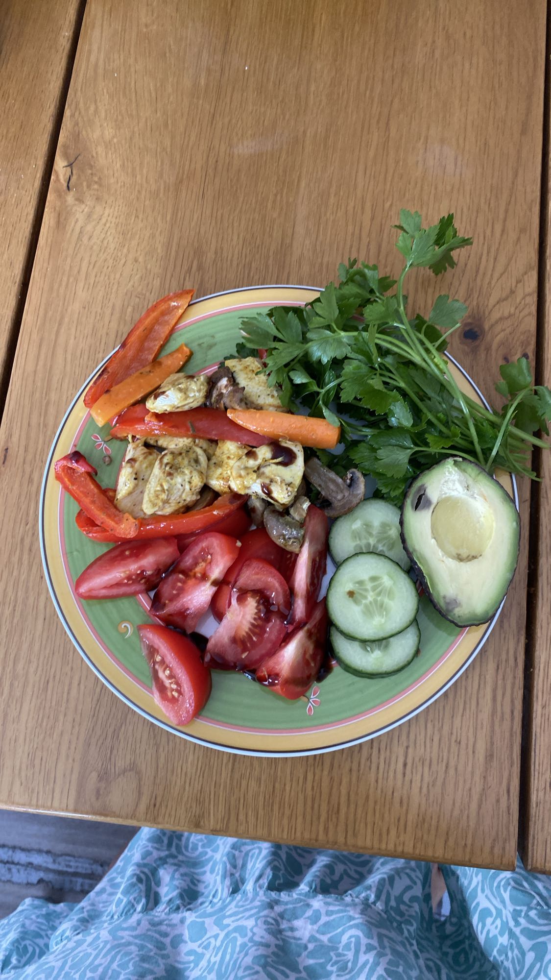 Овощной салат с курицей