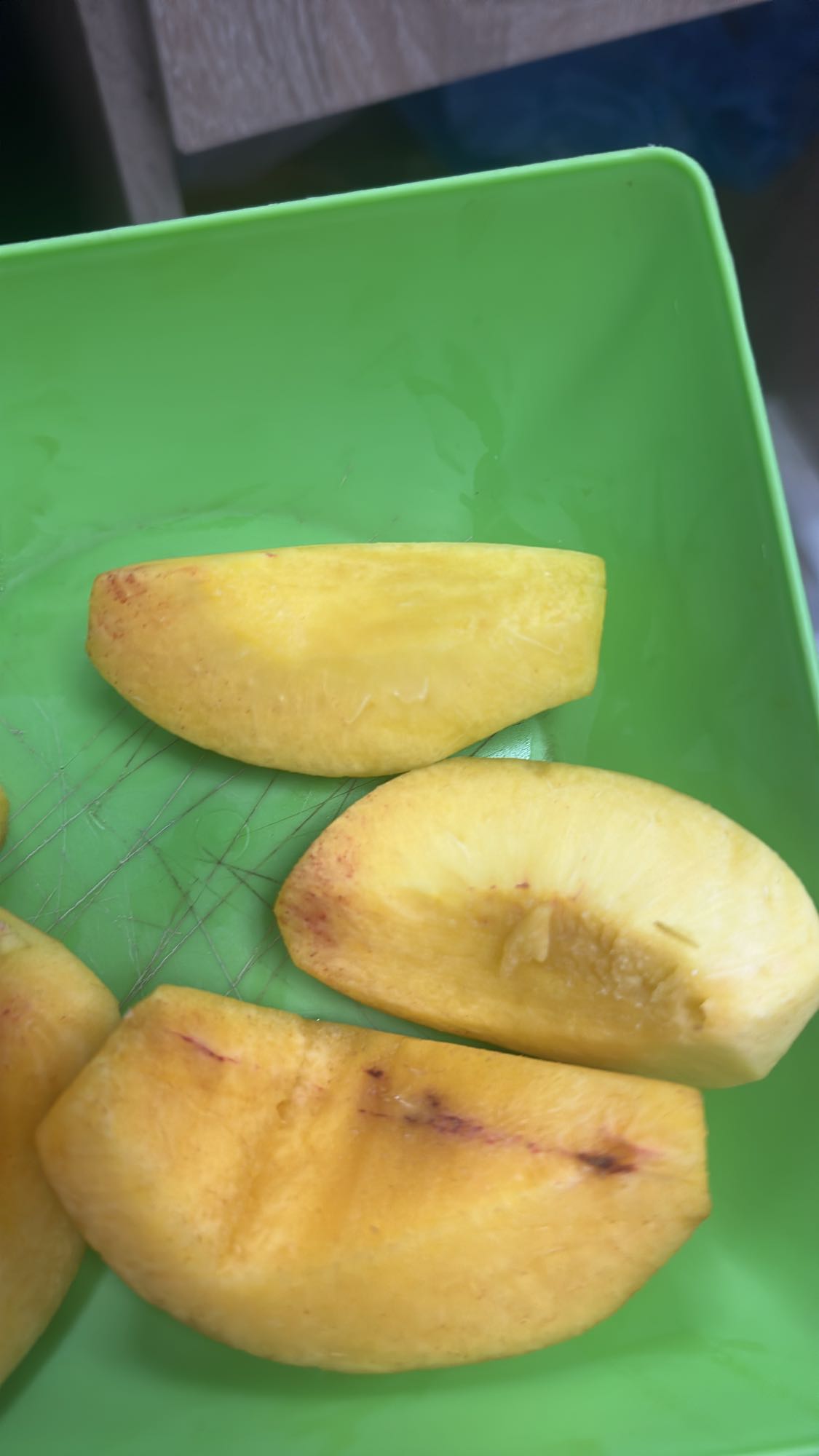 Нарезанный персик