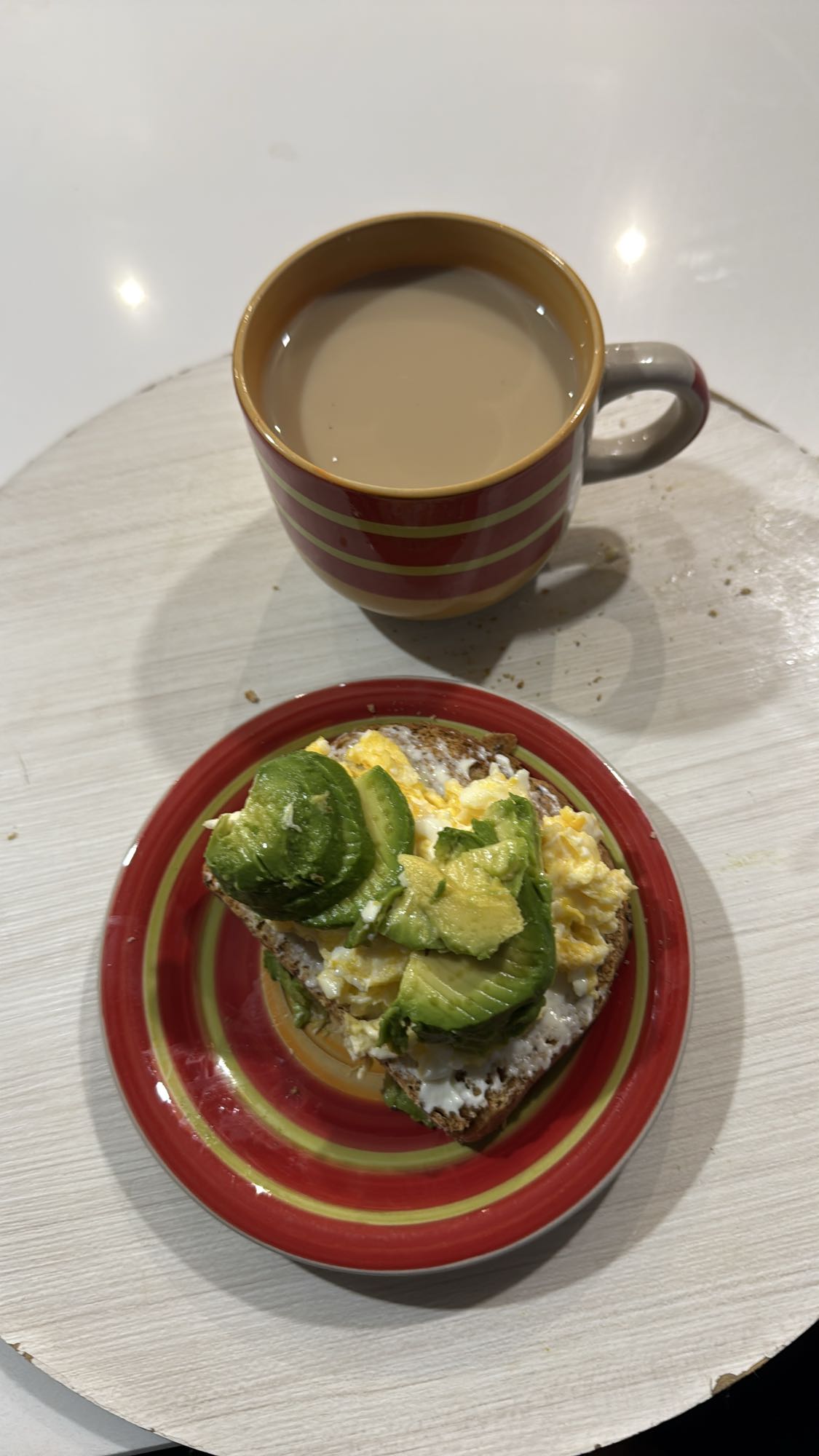 Tostada con aguacate y café