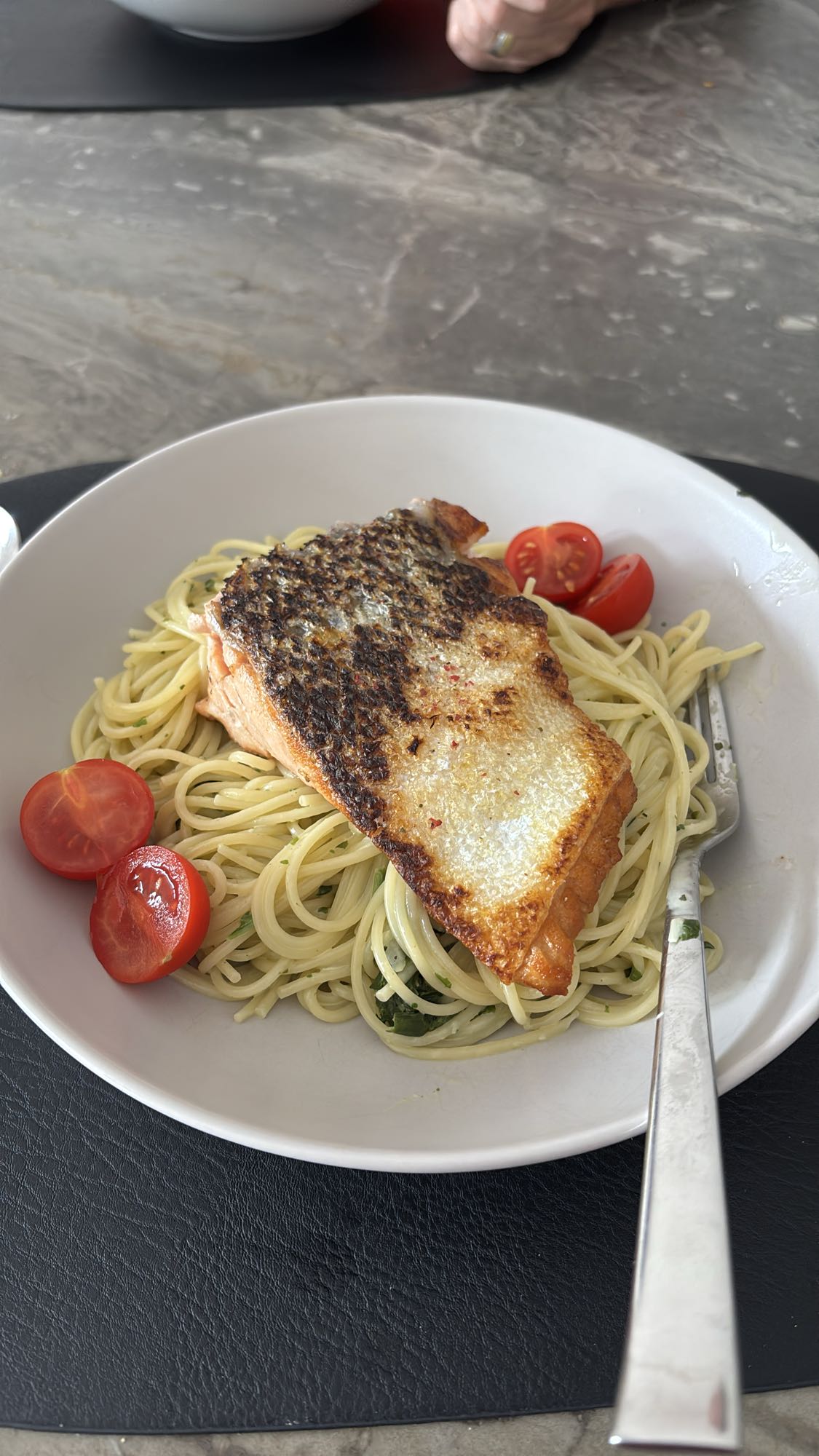 Zalm met pasta en tomaat