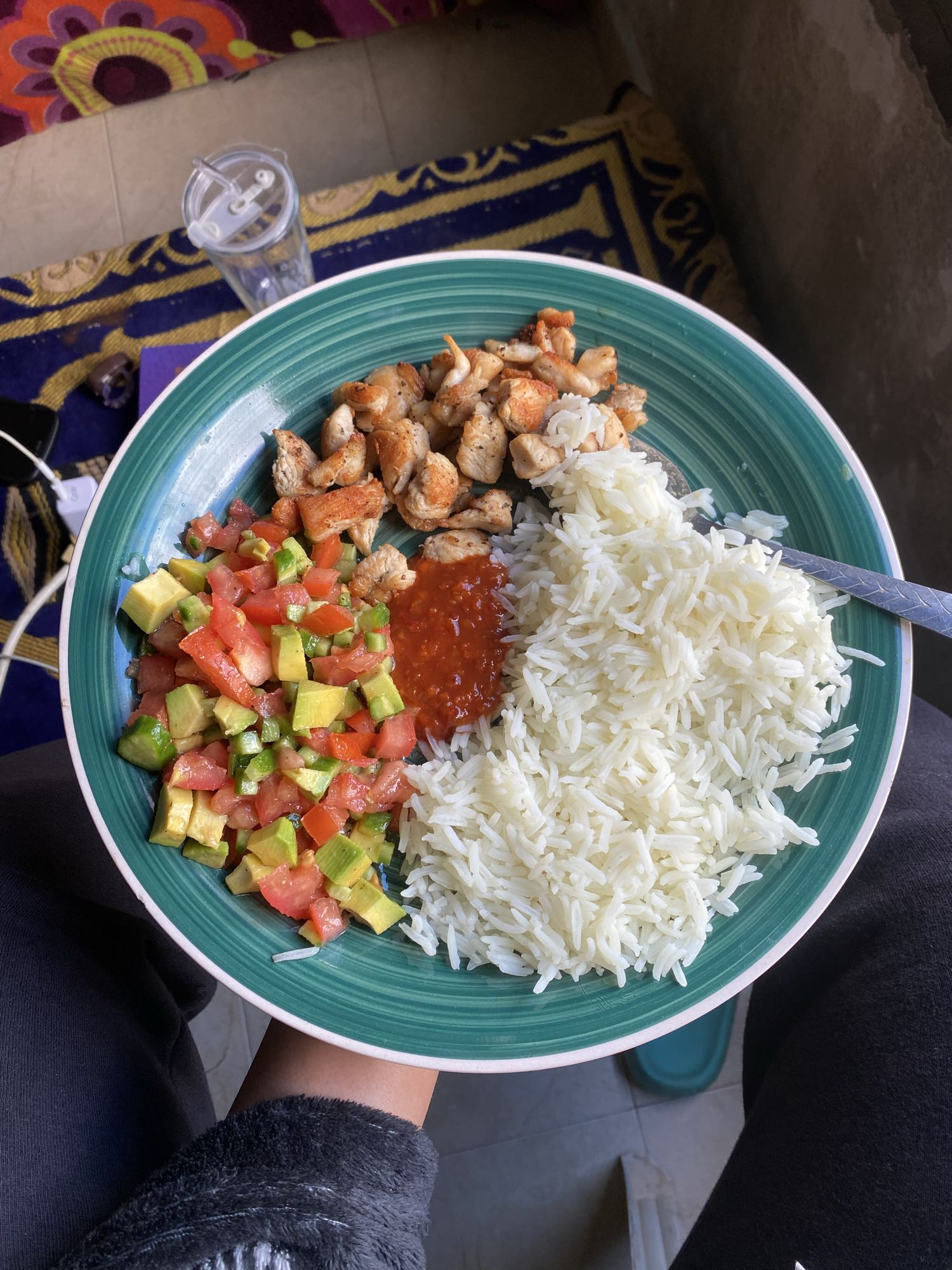 دجاج مع أرز وسلطة