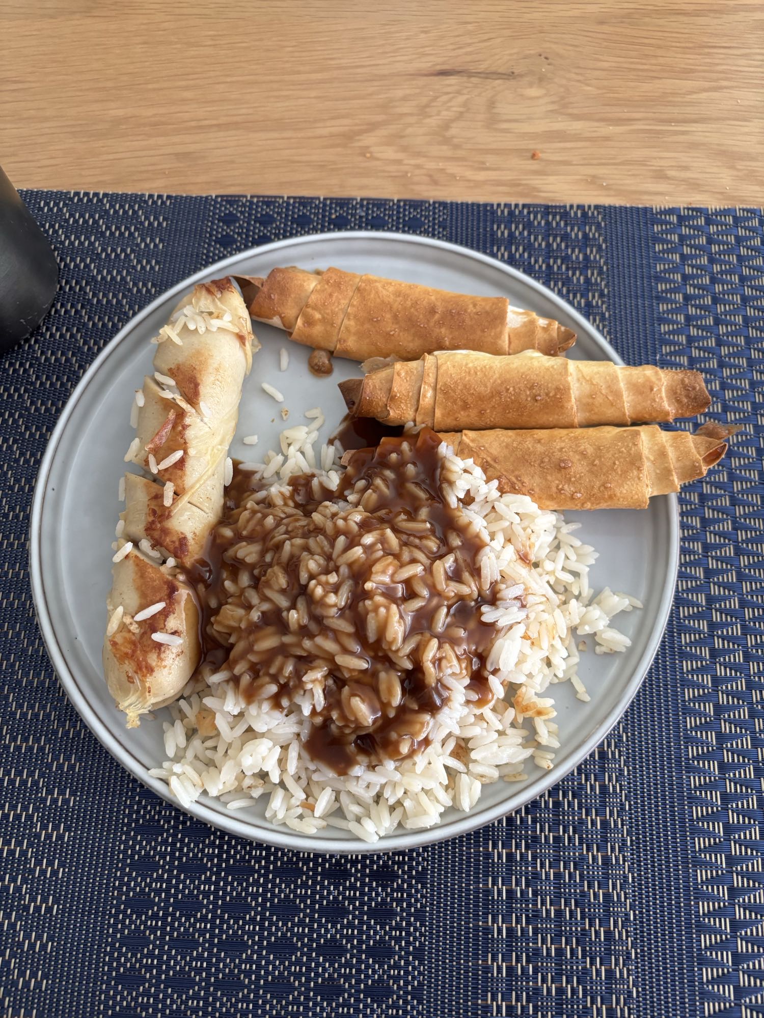 Rice with gravy and pastry rolls