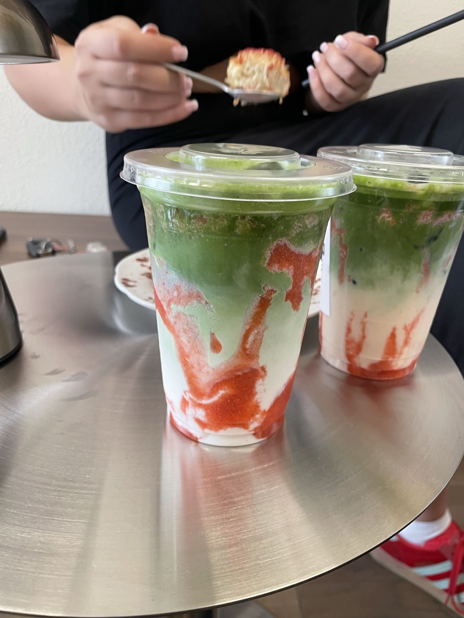 Matcha z truskawkami i mlekiem