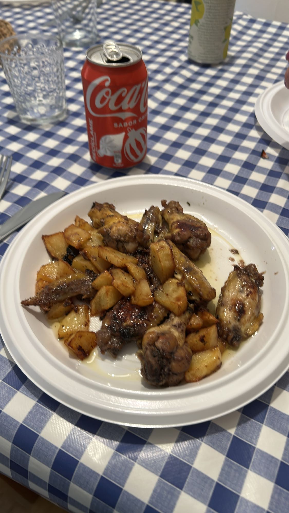 Pollo al horno con patatas y refresco