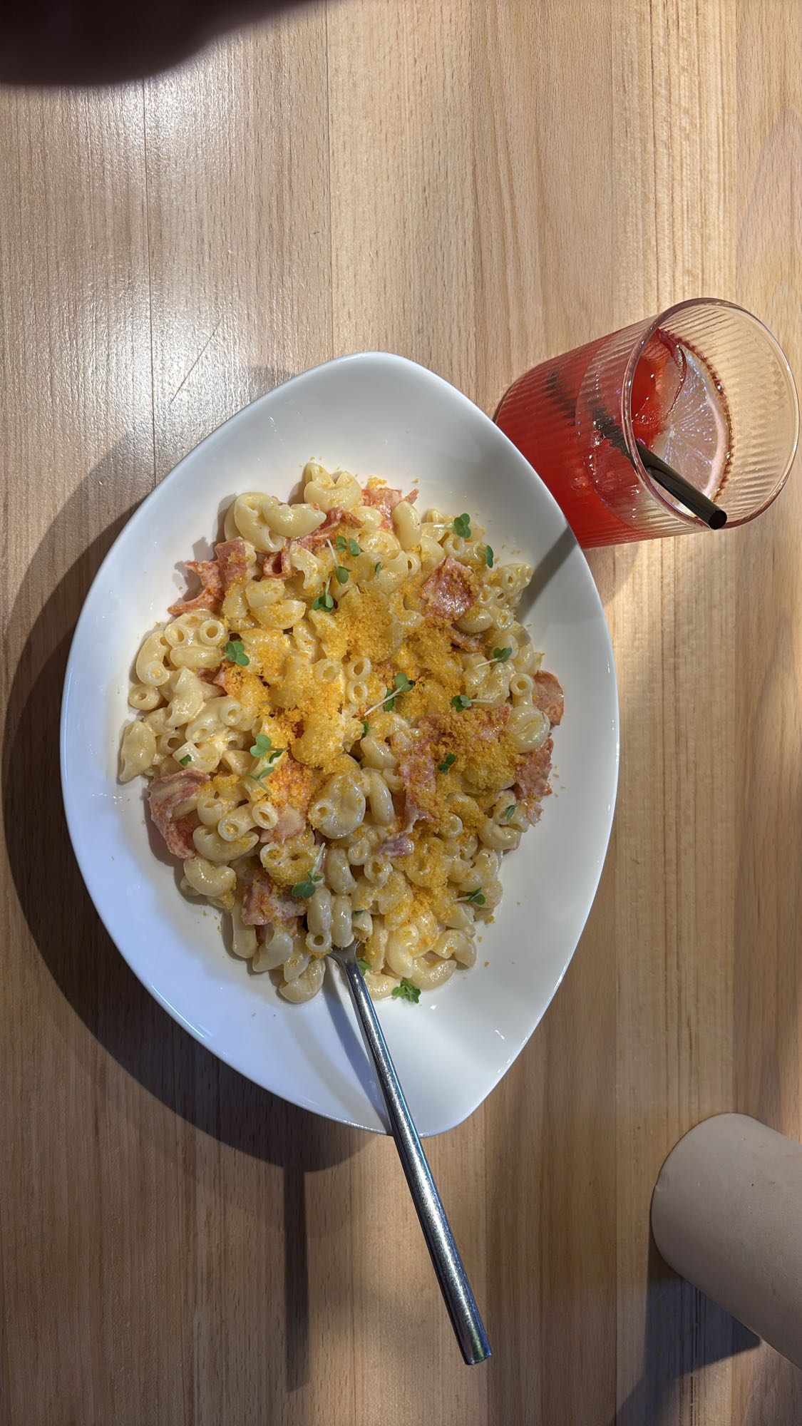 макароны с сыром и напиток