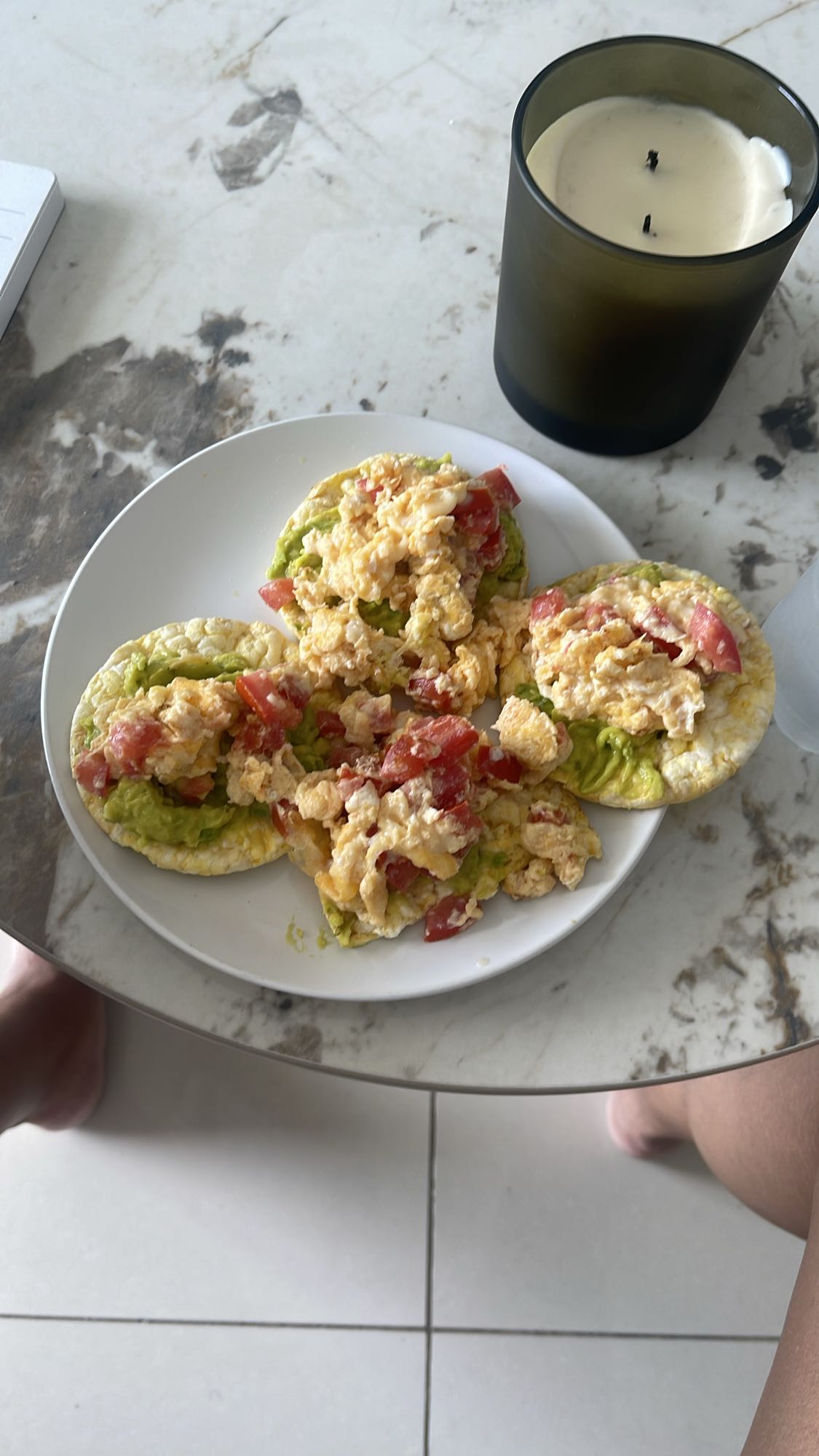 Tortitas con huevo y aguacate
