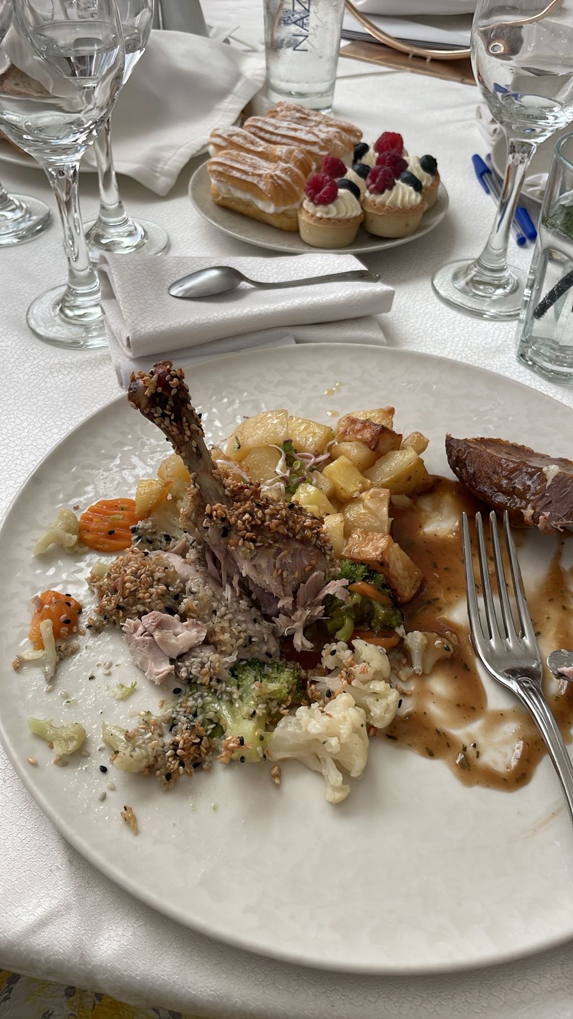 Friptură cu legume și deserturi