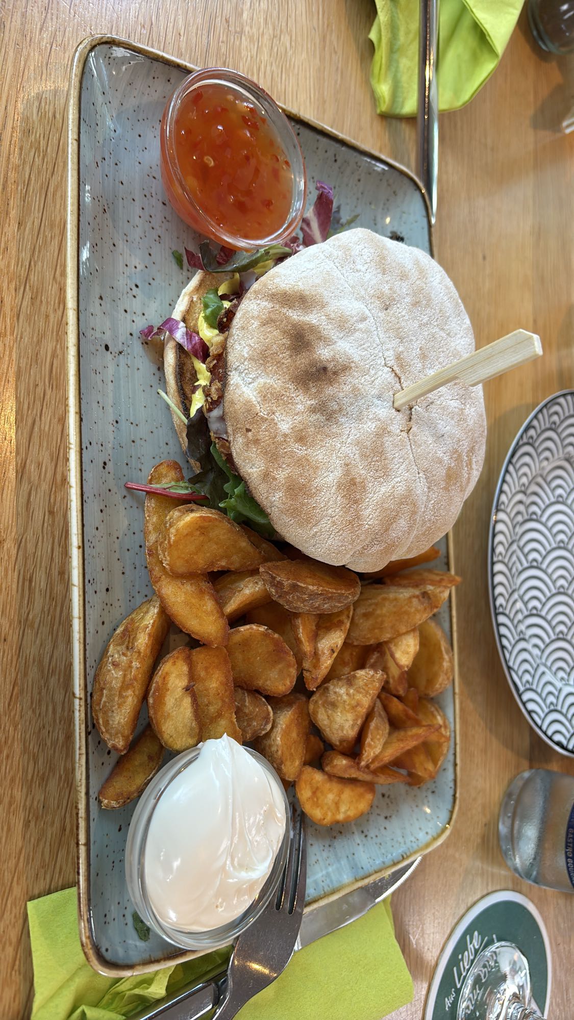 Burger mit Kartoffelecken