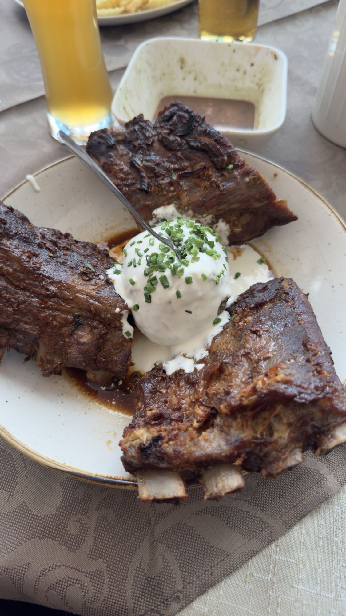 Rippchen mit Sahnesauce