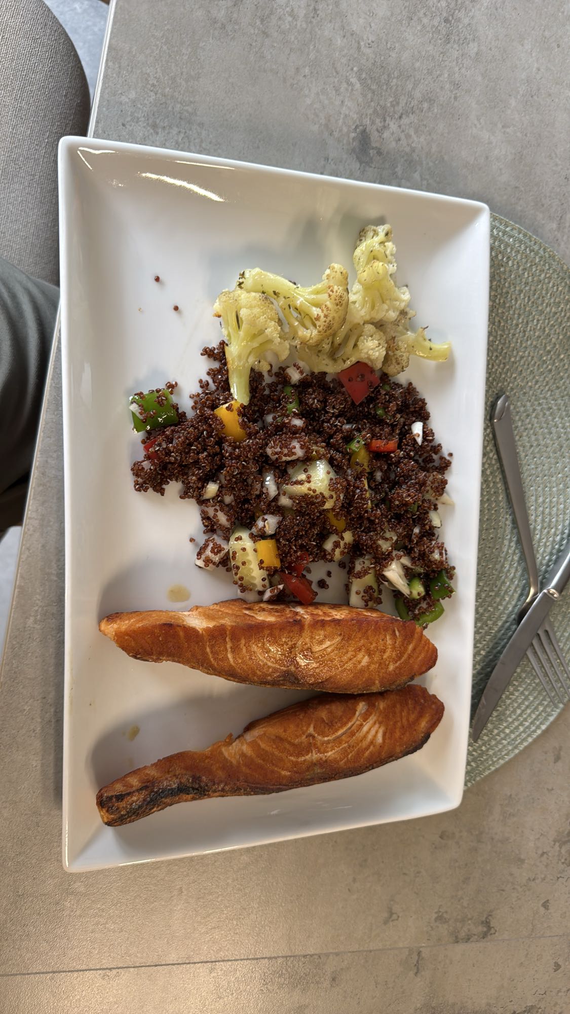 salmón con quinoa y verduras