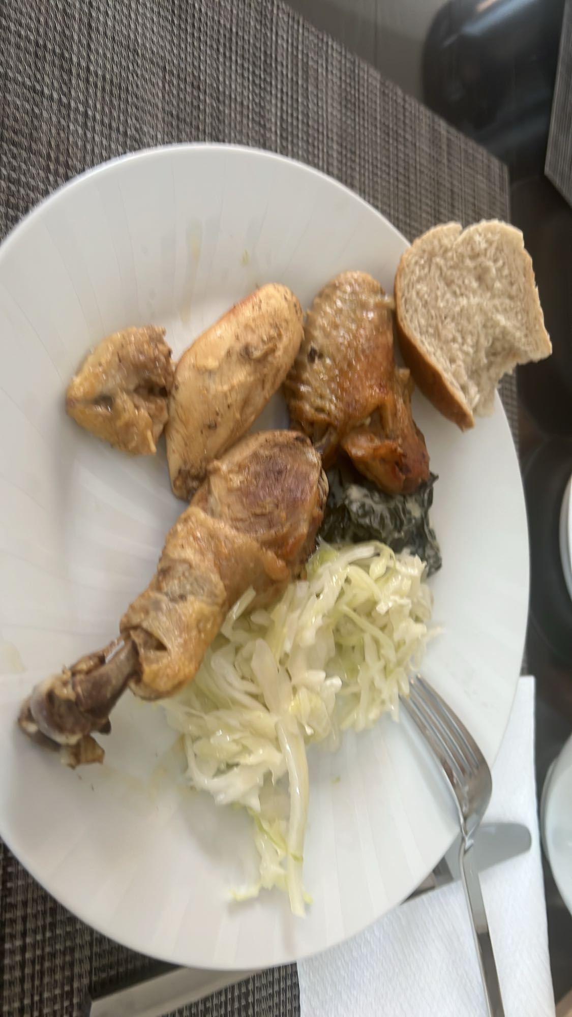 Kip met salade en brood