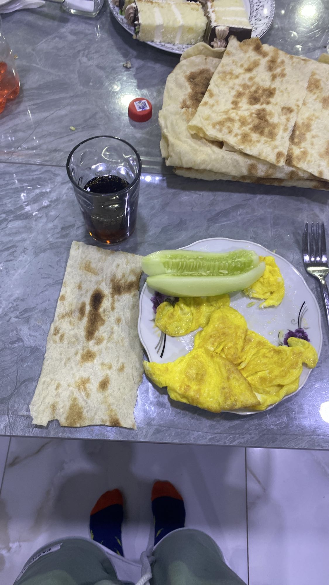 Яичница с лавашом и огурцом