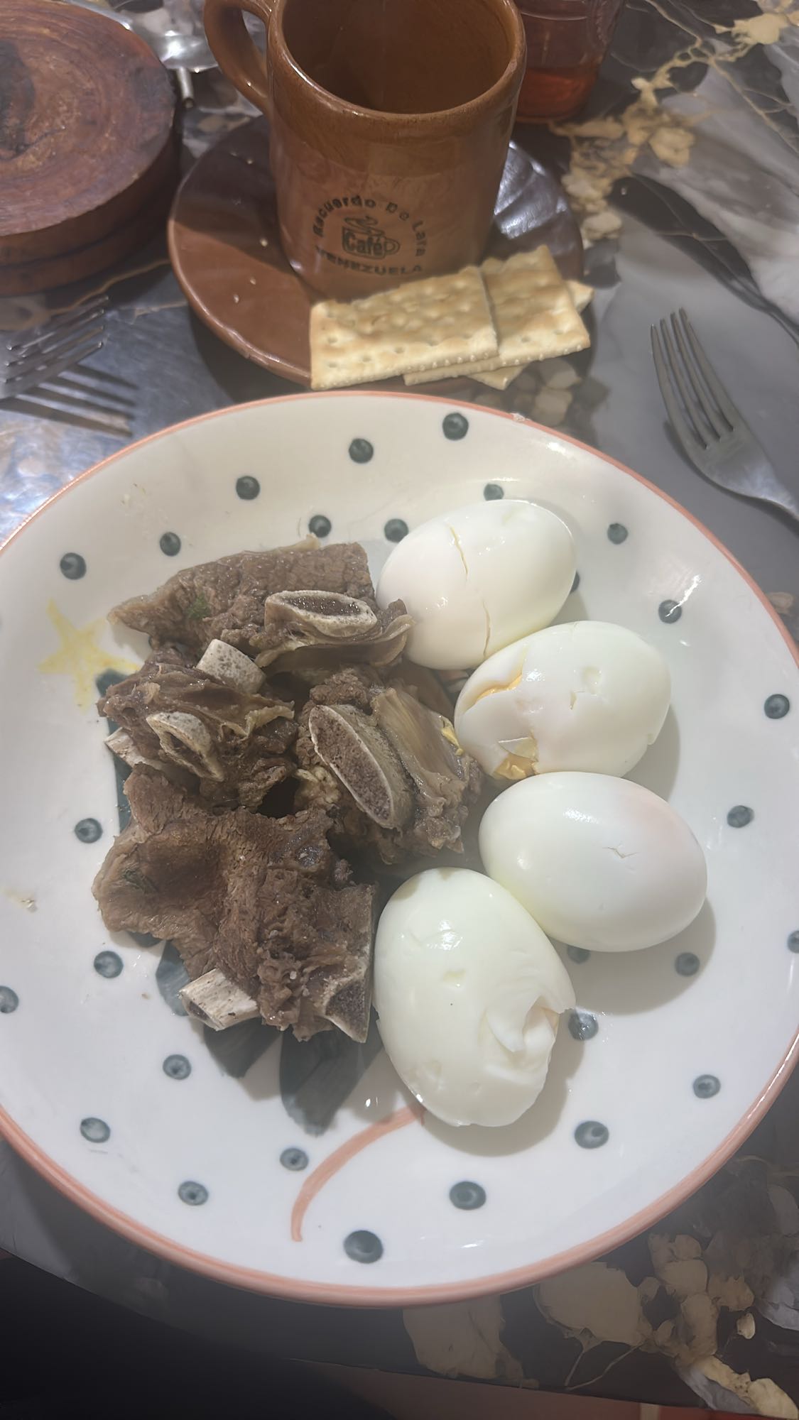 Desayuno con carne y huevos
