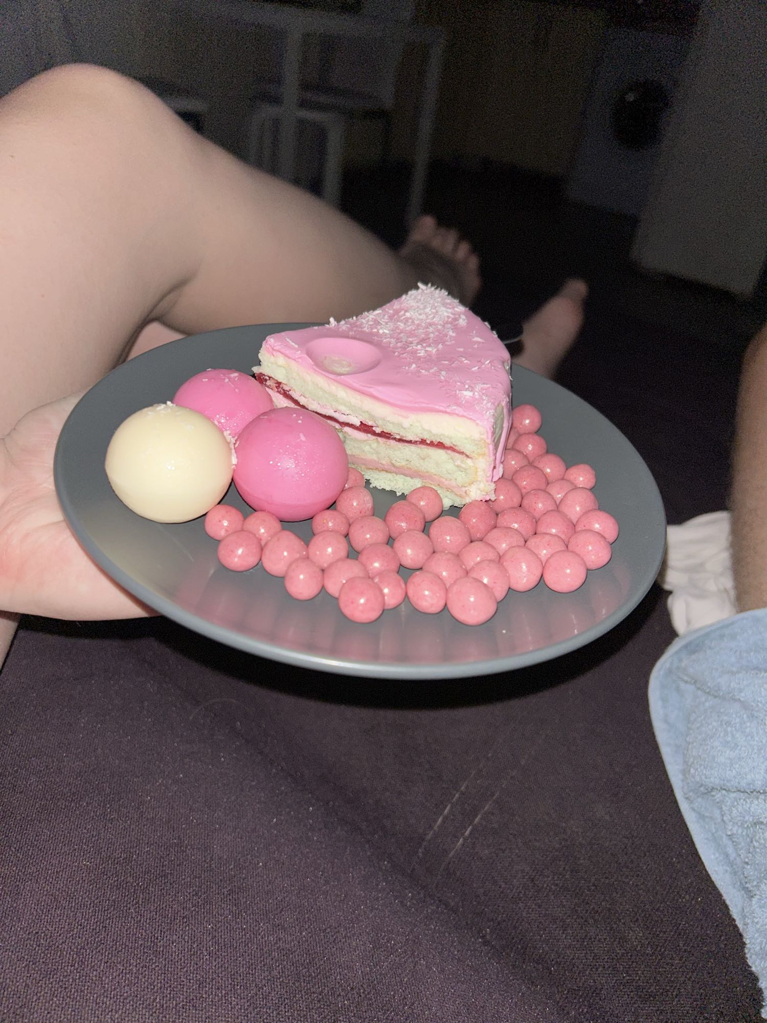 десерт с тортом и конфетами