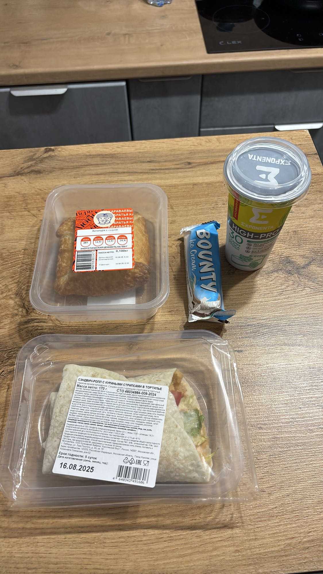 Обед с роллом и десертом