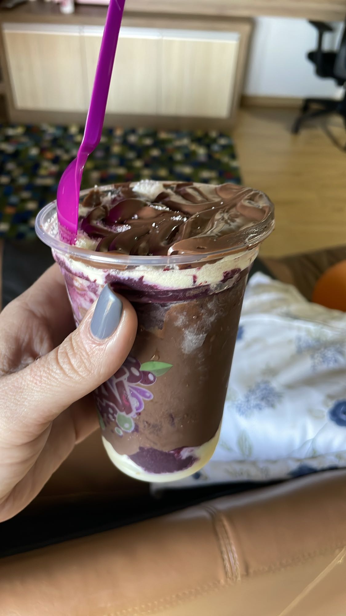Açaí com creme e chocolate