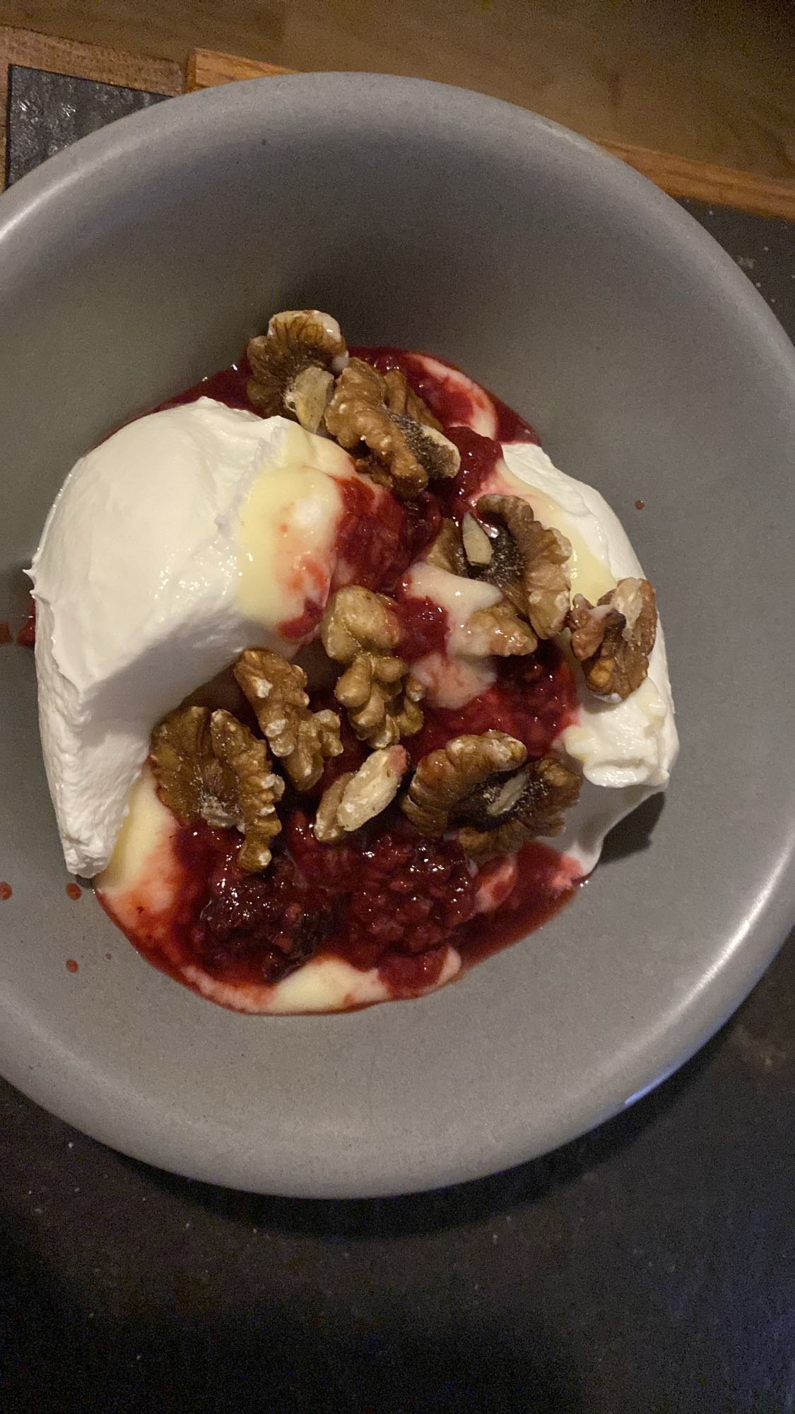 Yoghurt med bär och valnötter