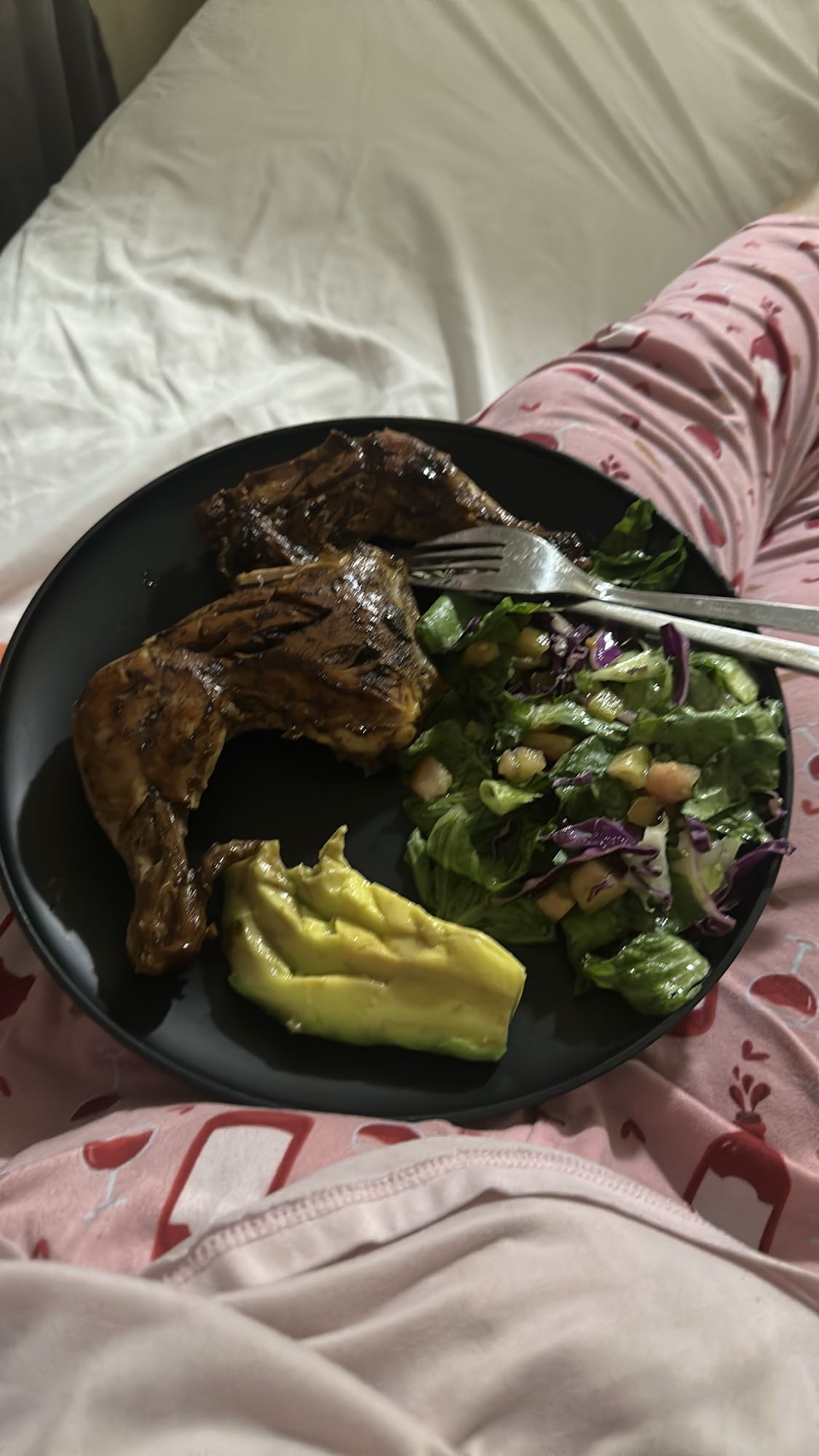 Pollo con ensalada y aguacate