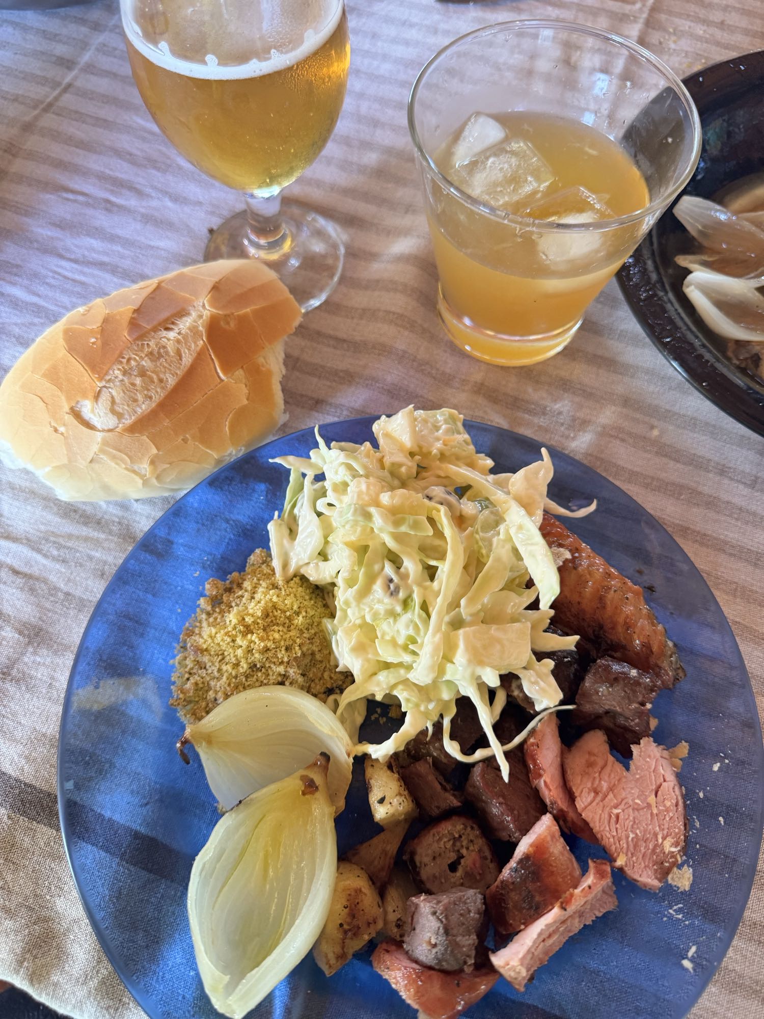 Churrasco com salada e pão