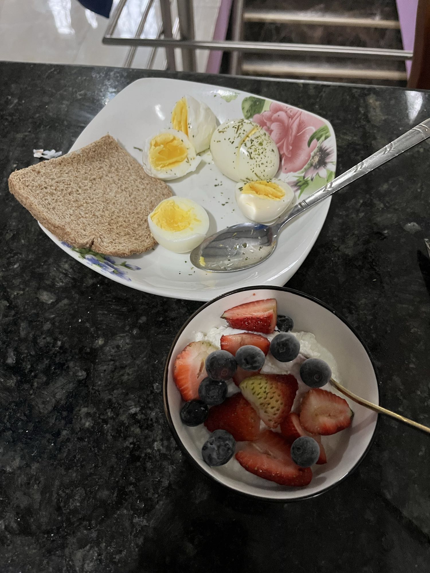 Desayuno saludable con huevo y frutas