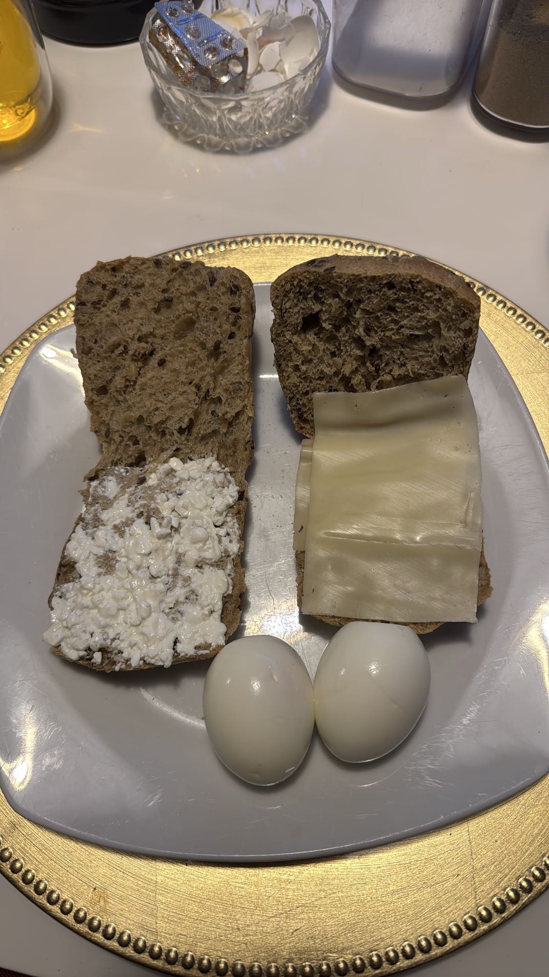 Ontbijt met brood en eieren