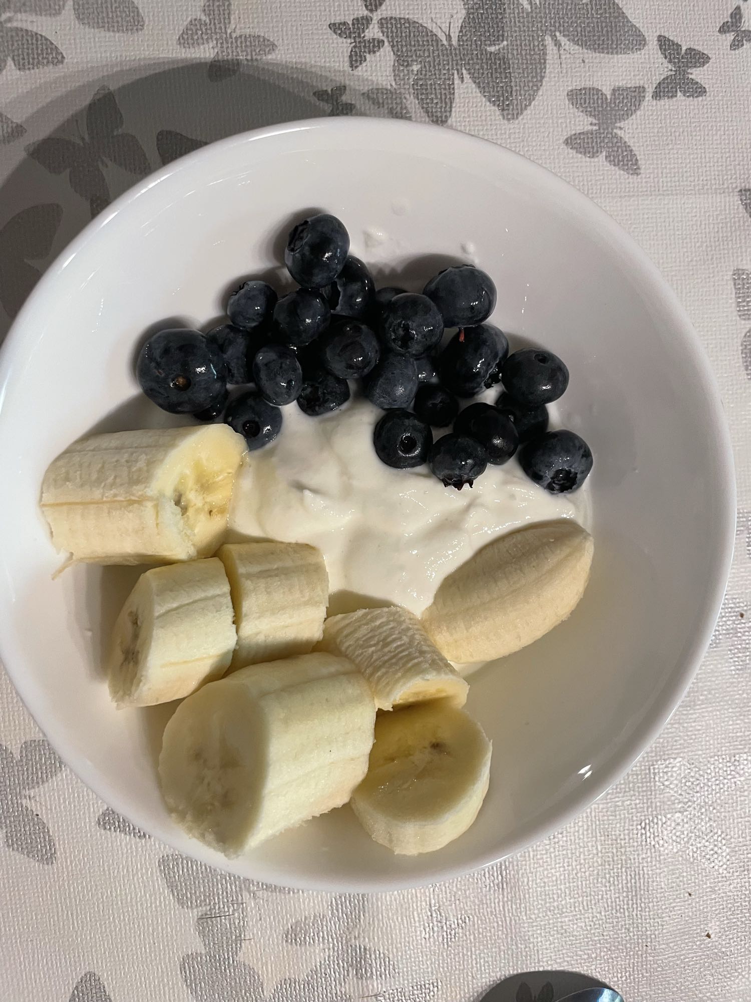 Quark Creme Joghurt mit Banane und Himbeeren