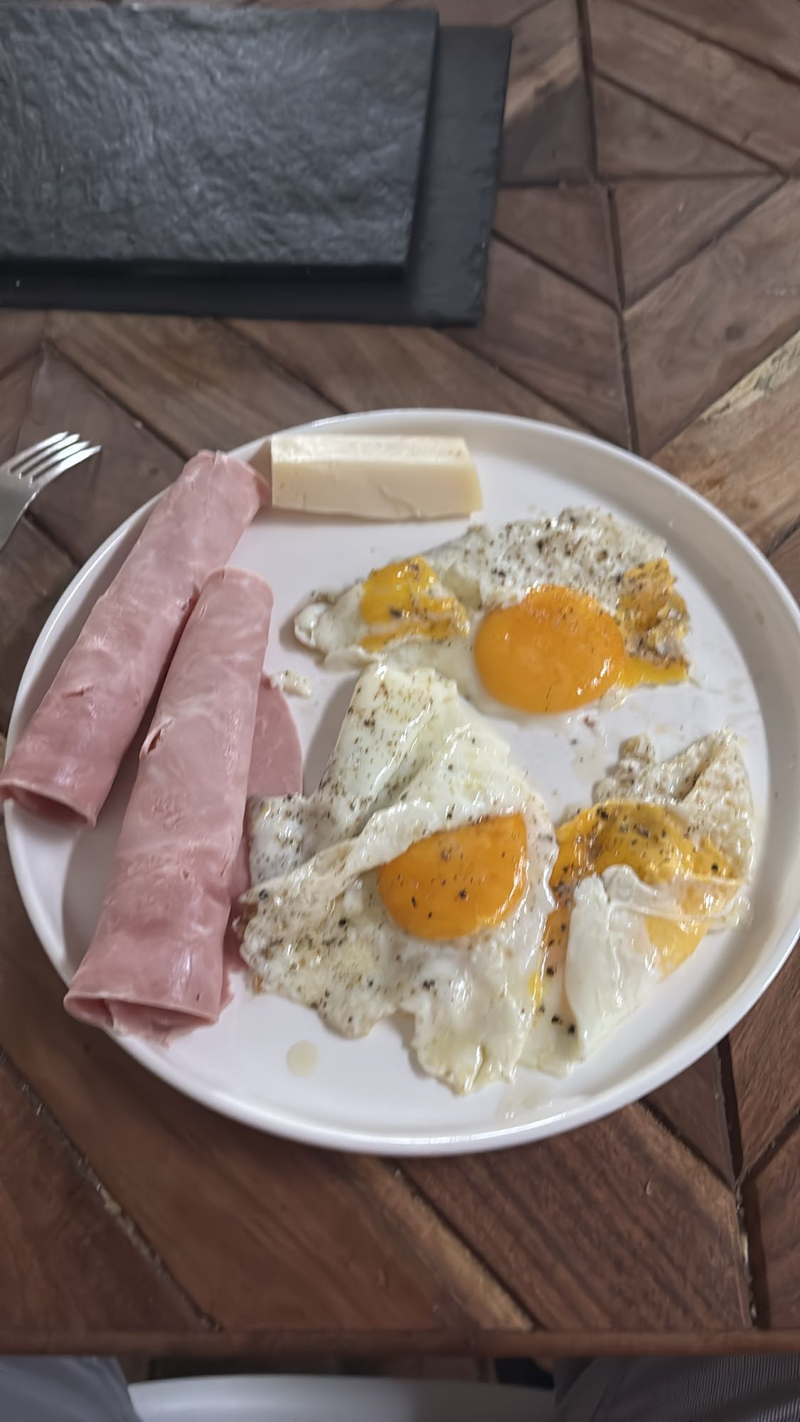 Oeufs, jambon et fromage