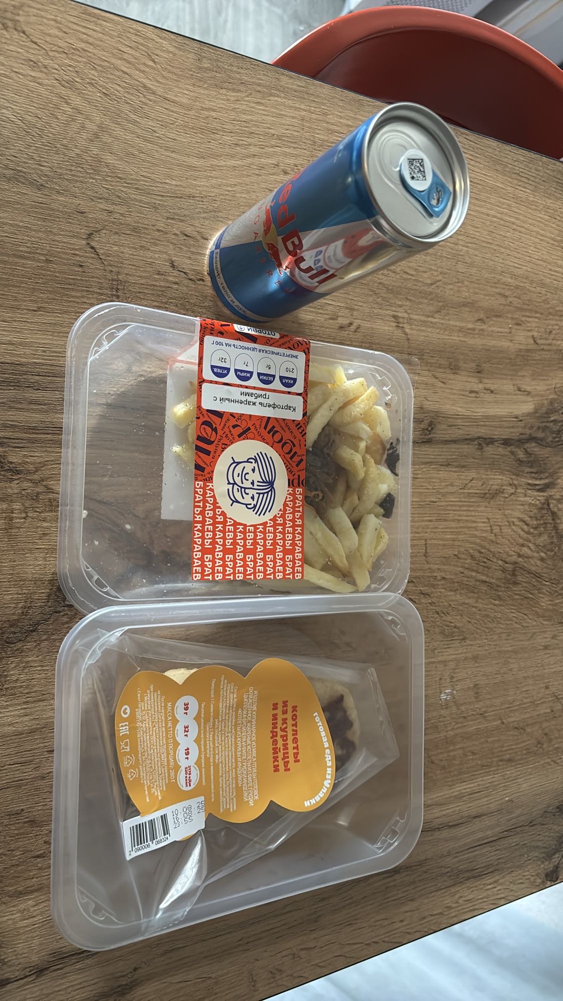 Картофель с котлетой и напиток