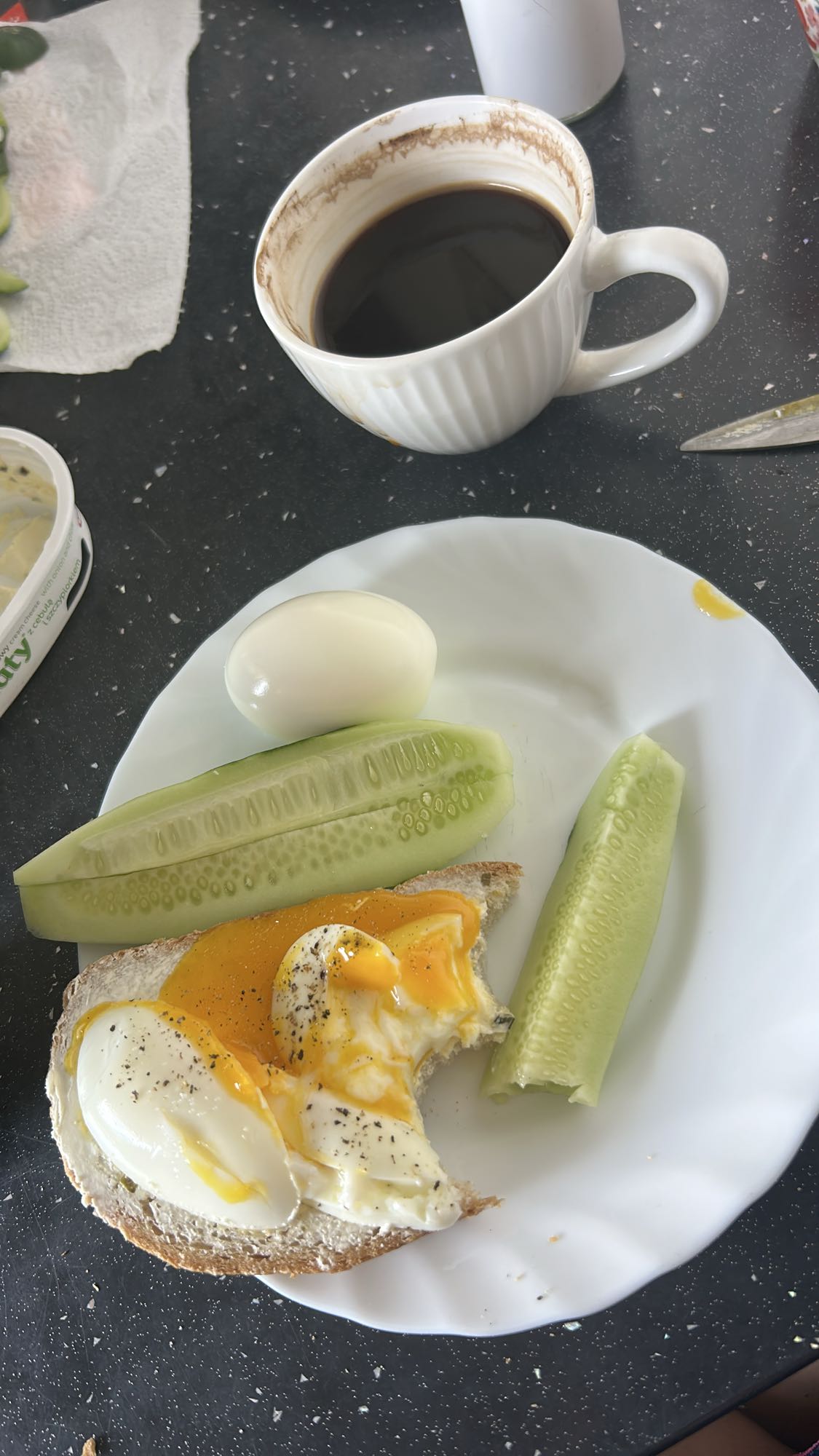 Jajka, ogórek, chleb, kawa