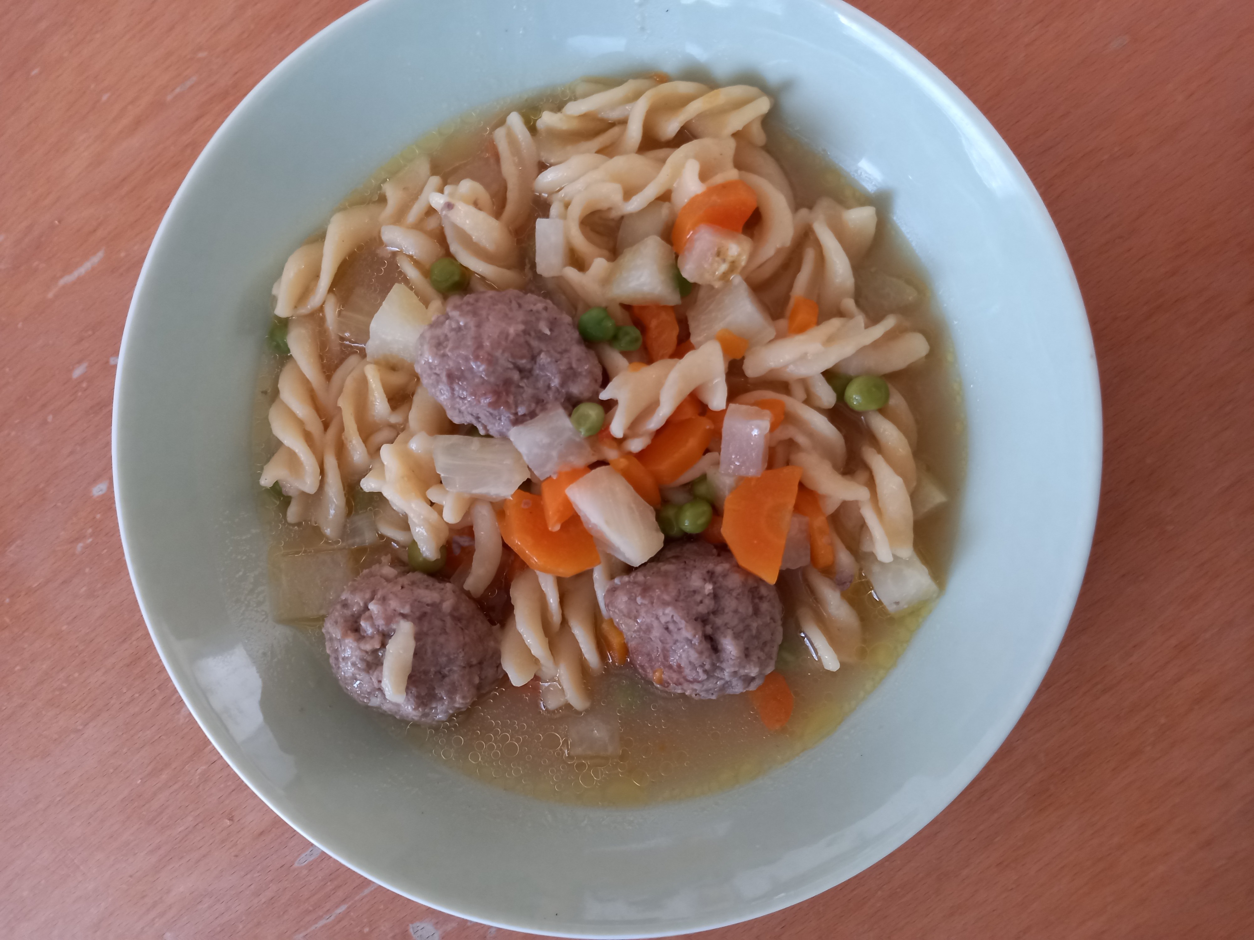Sopa con albóndigas y pasta
