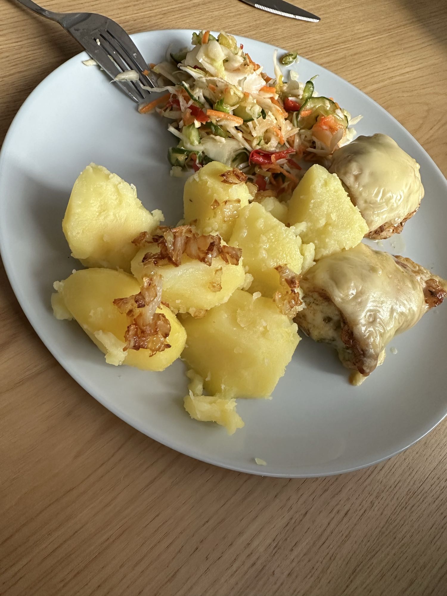 Ziemniaki z piersią z kurczaka, serem i surówką