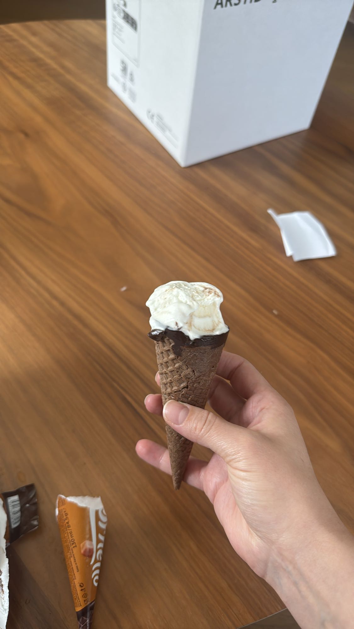 шоколадный рожок мороженого