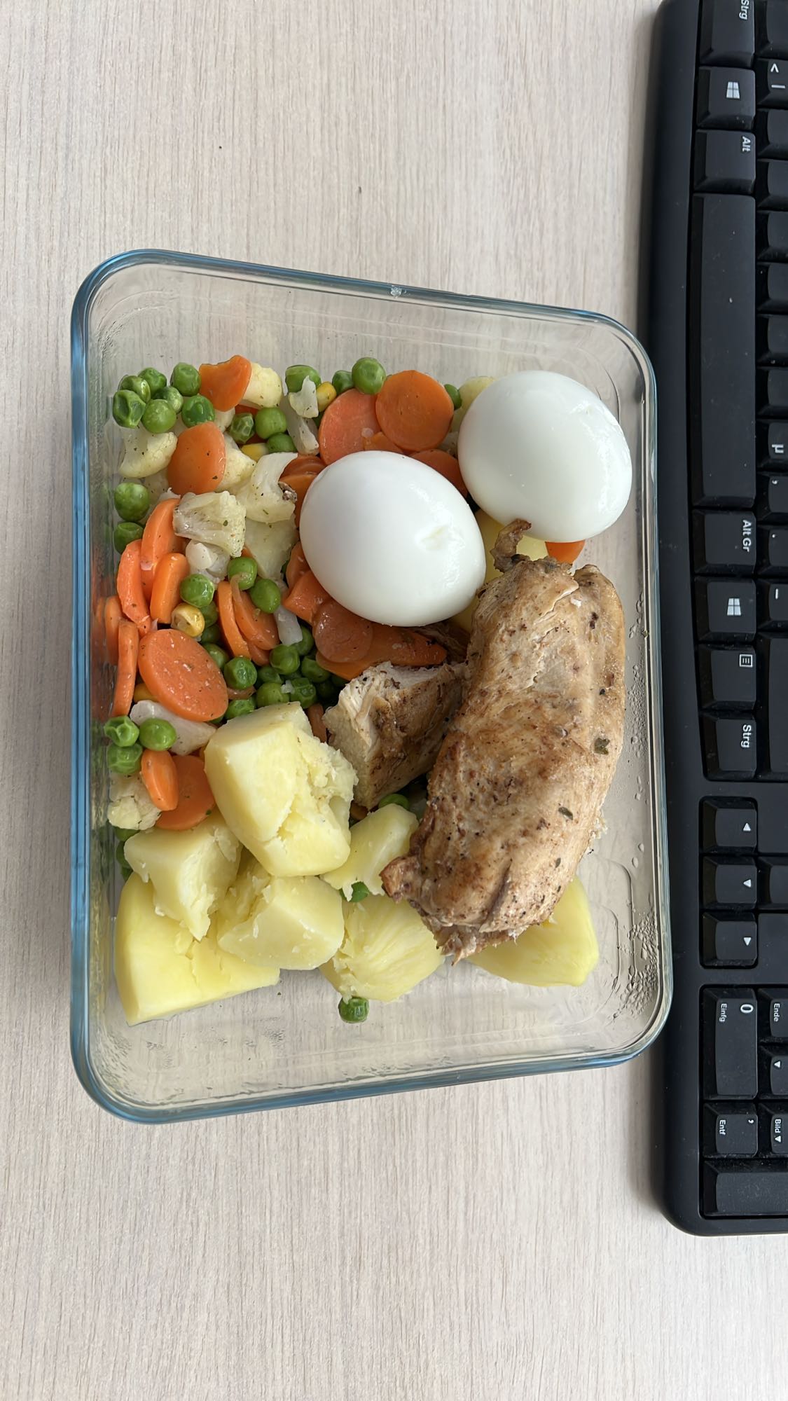 Kurczak z warzywami i jajkami