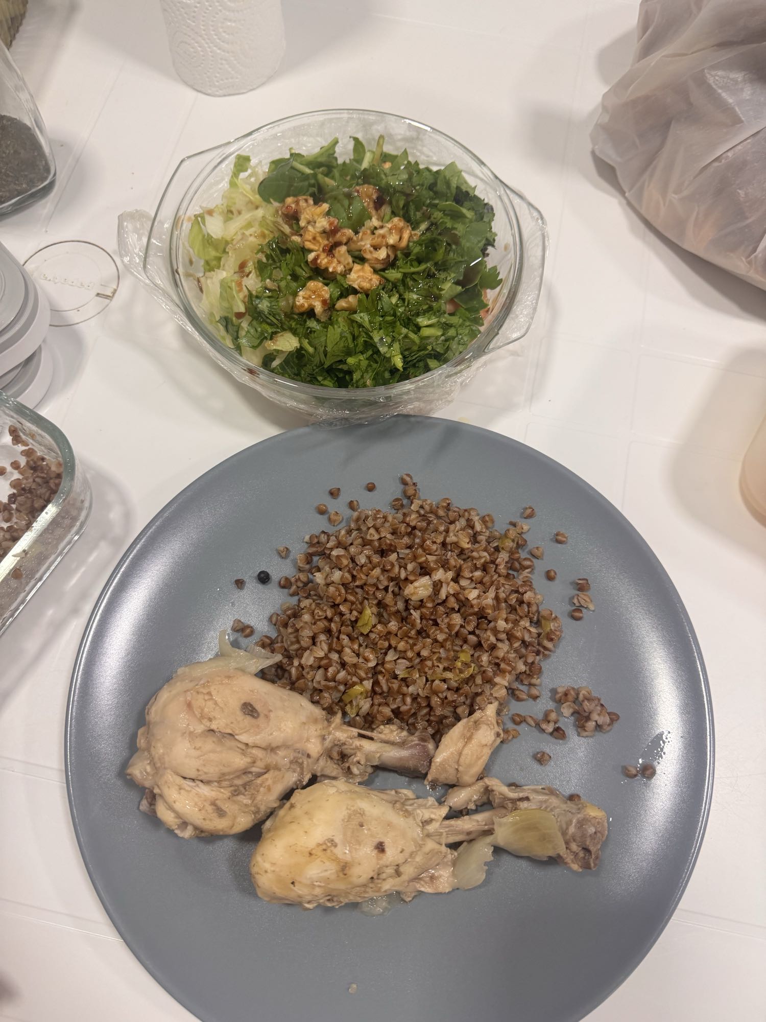 Гречка с курицей и салатом